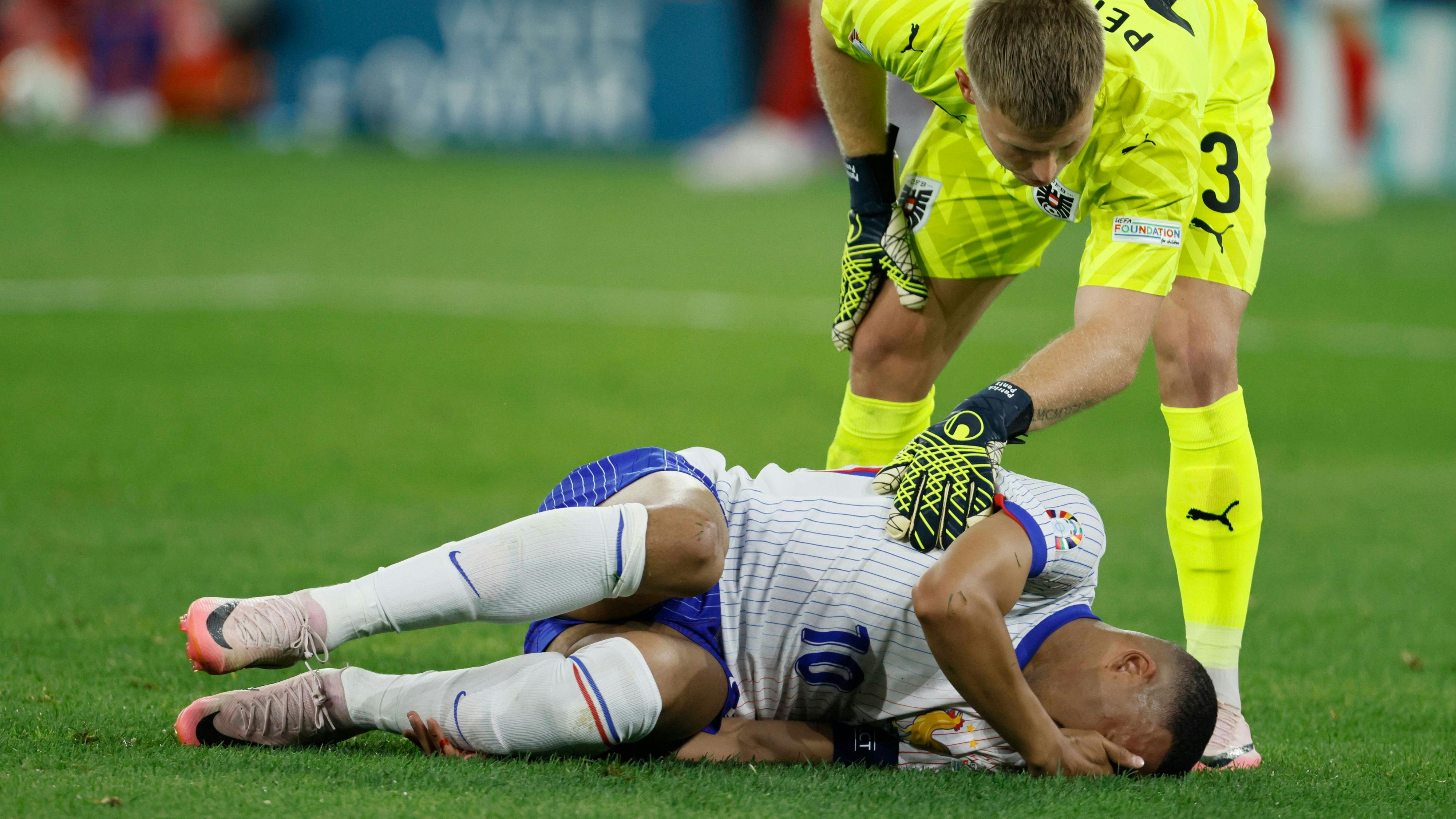 Pentz greift Mbappe an.