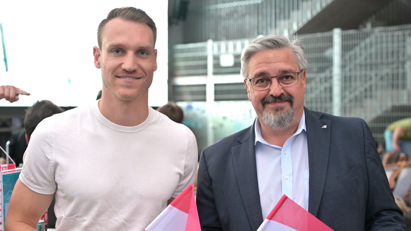 AK-OÖ-Präsident Andreas Stangl (re.) und Martin Modl von Vortura Solutions ließen sich das Match ebenfalls nicht entgehen.