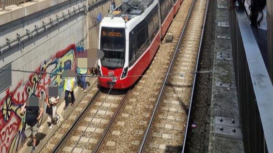 Heute.at - Bim kaputt – Öffi-Passagiere müssen durch Tunnel laufen