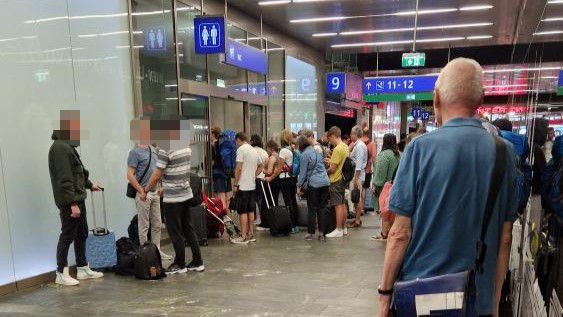 Dutzende Öffi-Kunden hatten es nicht nur aufgrund der Störung eilig.