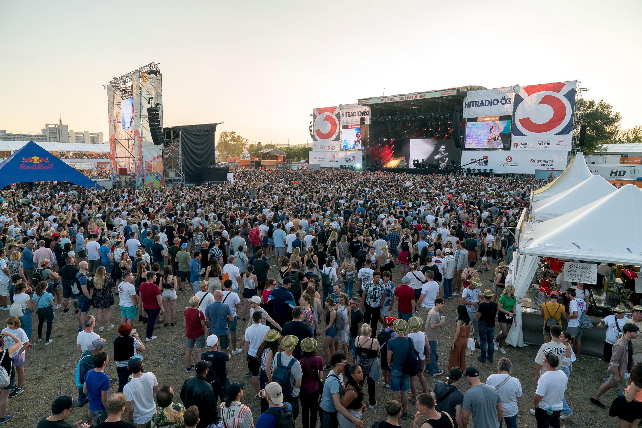 Getränke dürfen etwa bis 0,5 Liter mitgenommen werden – sofern sie antialkoholisch sind. 