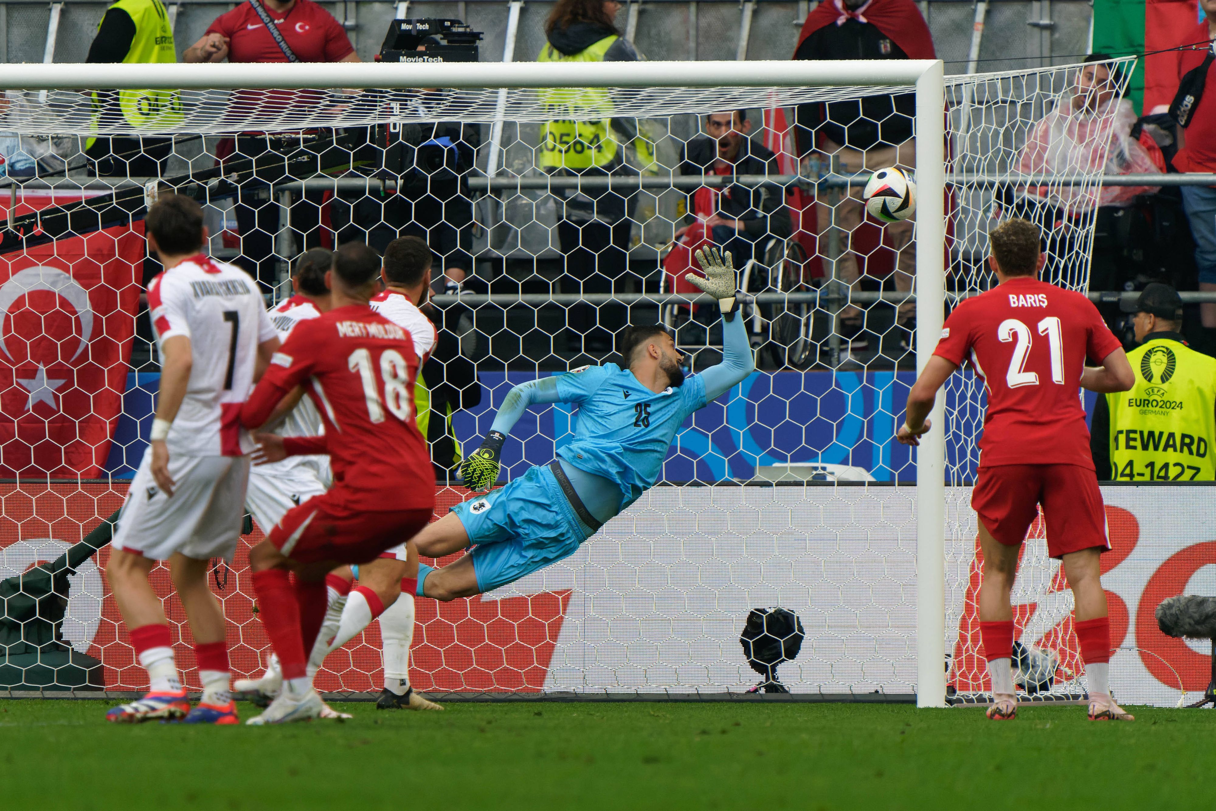 Ex-Rapidler Mert Müldür haut einen Volley ins Kreuzeck