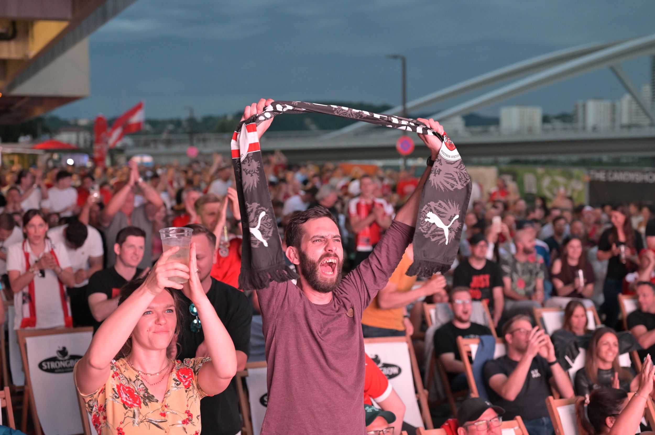 Hunderte Fußball-Fans feierten Österreich am Montagabend am Linzer Donau-Ufer.