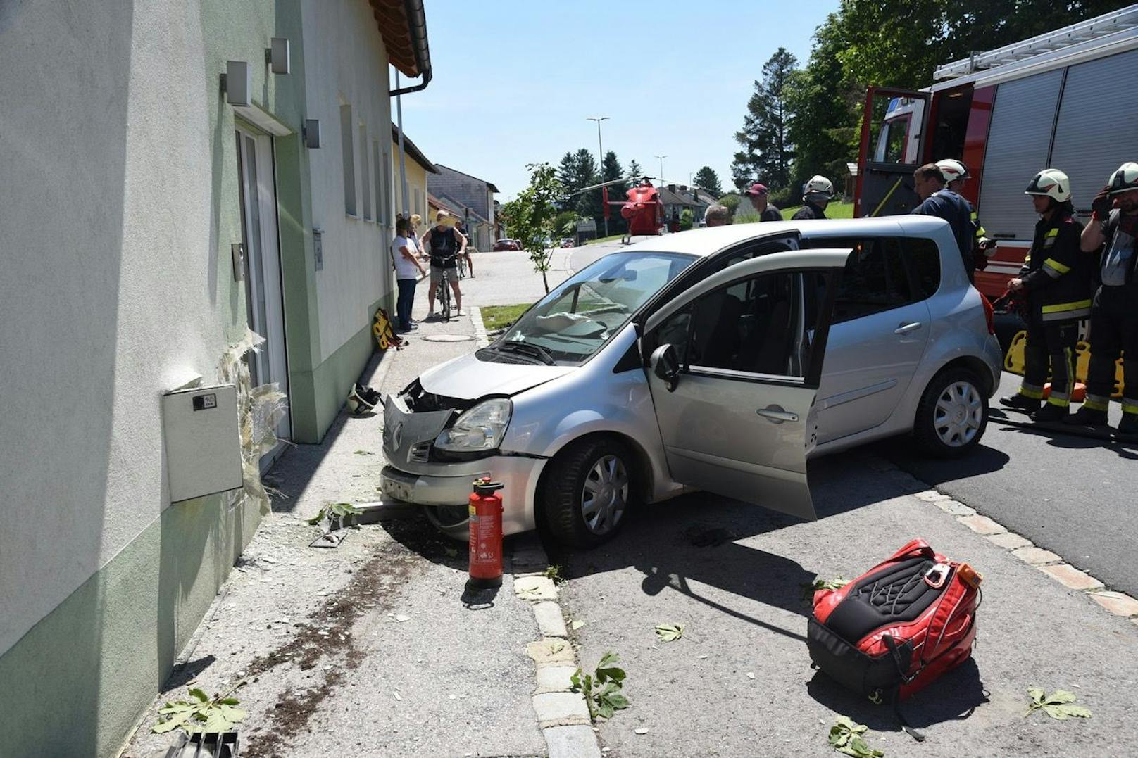 Pkw-Lenkerin krachte gegen Hausmauer