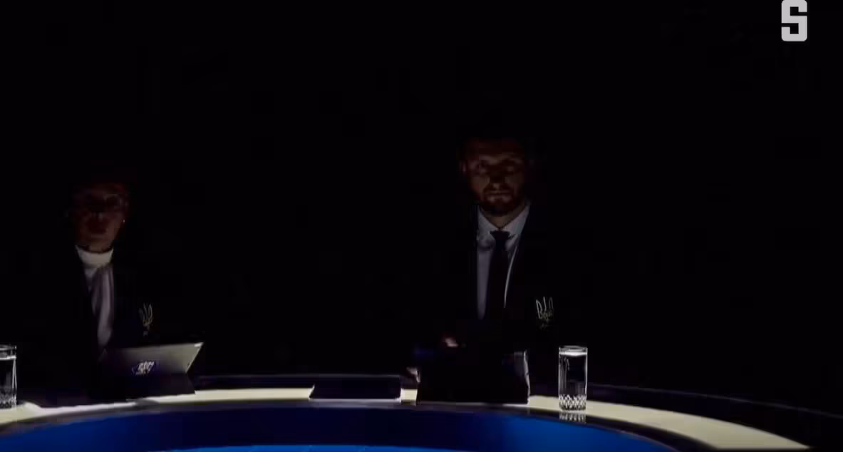 Unangekündigter Stromausfall: Moderatoren sitzen während einer Sendung im Dunkeln.