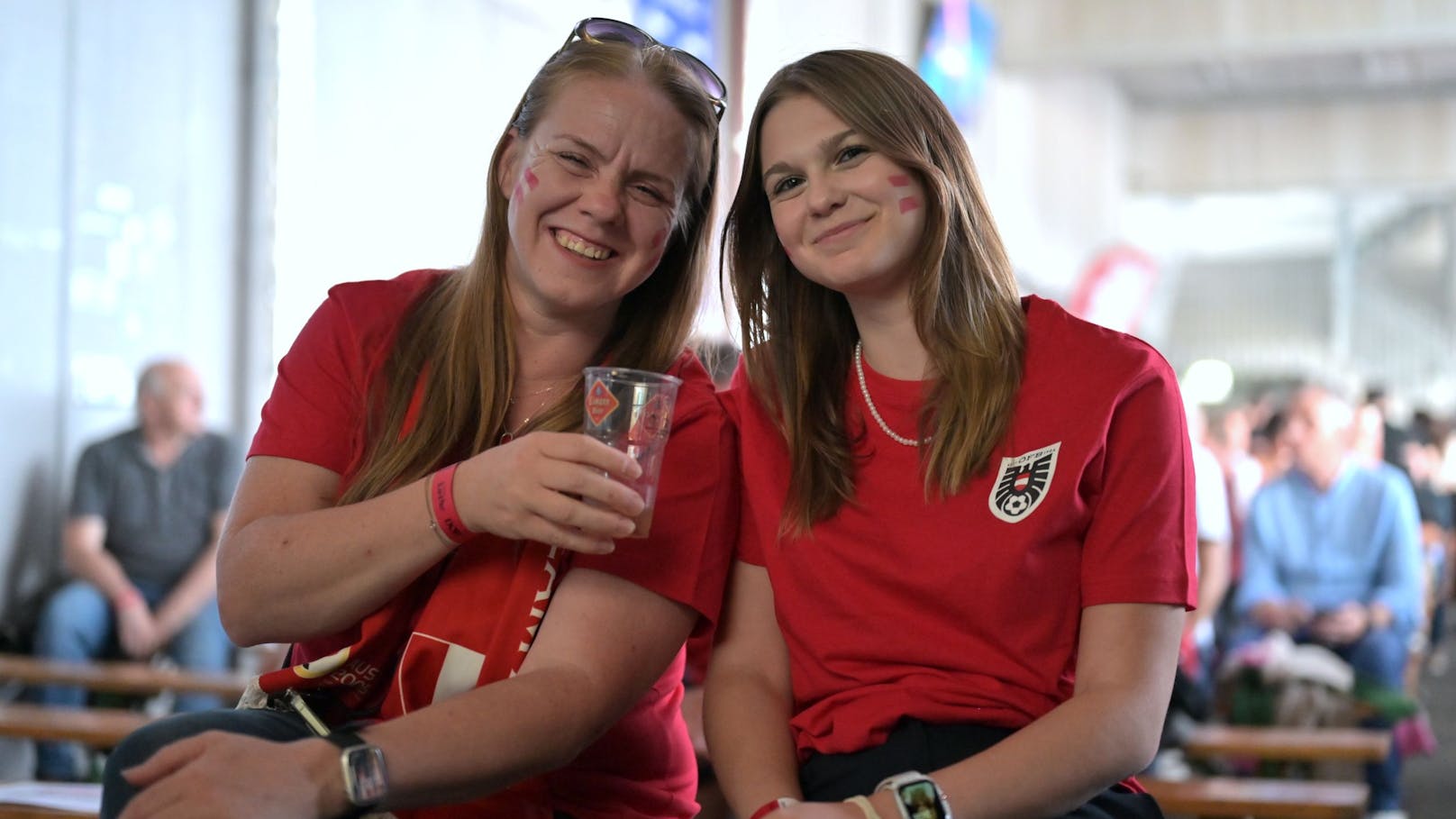 Zwei glückliche Siegerinnen bei unserem Gewinnspiel: Andrea Kaiser mit Tochter Sarah.