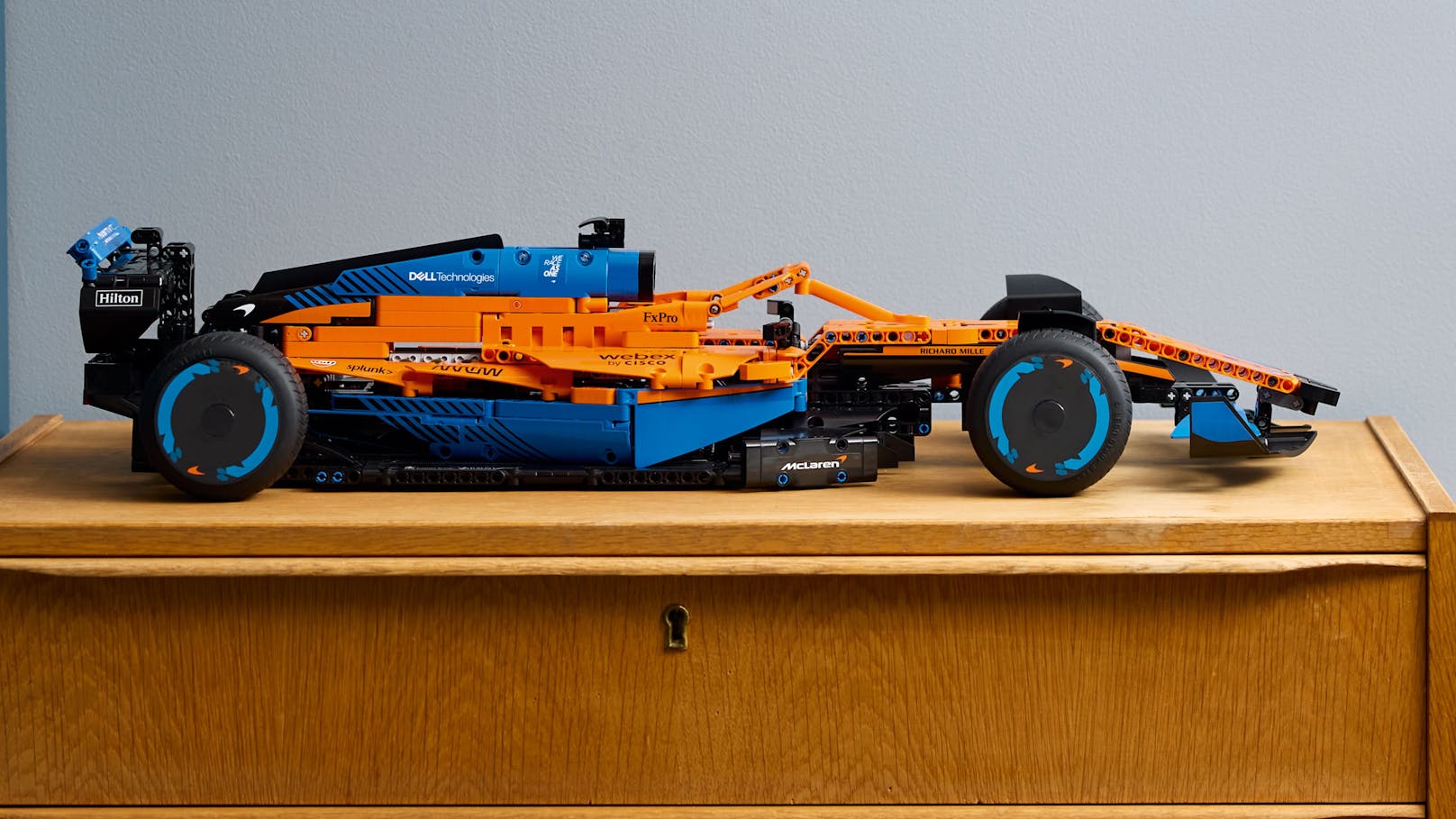 Der LEGO Technic McLaren Formel 1 Rennwagen bringt die markanten Farben und technischen Innovationen auf den Bau- und Spieltisch.  