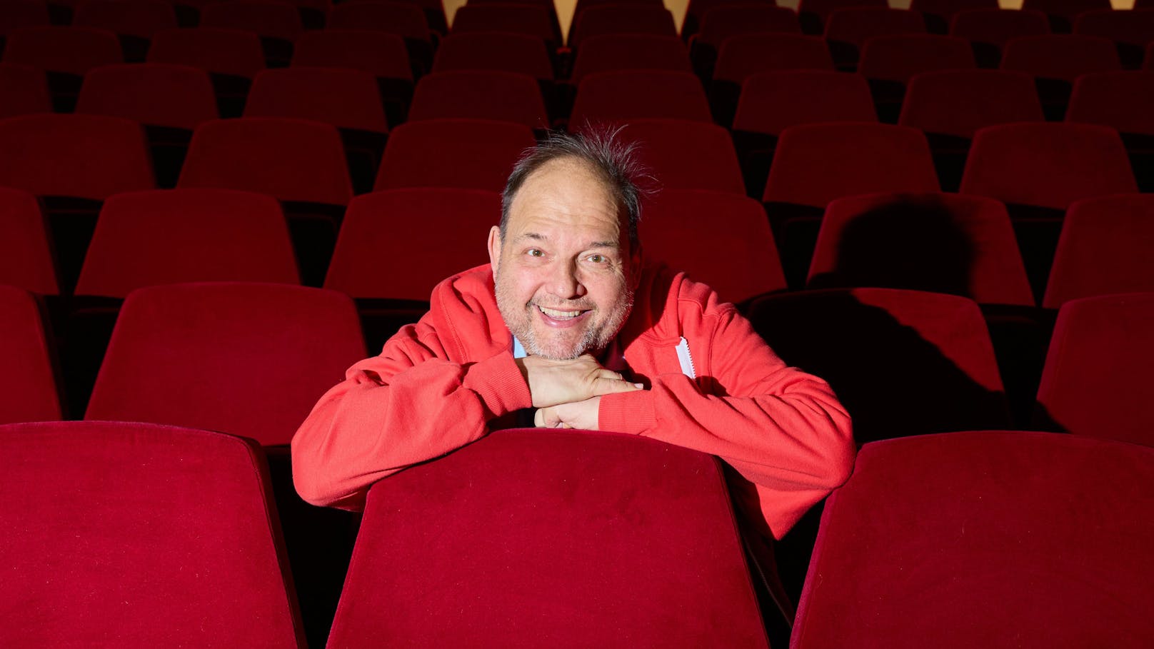 Pichowetz war zuletzt Leiter des privaten Gloria-Theaters im 21. Wiener Gemeindebezirk. 2001 eröffnete er das Haus.