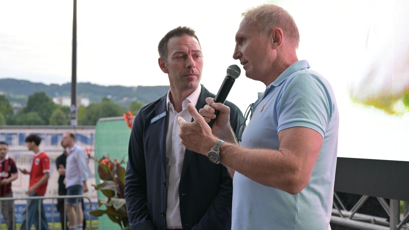 Christoph Peschek, Manager des FC Blau-Weiß Linz (li.), und "Tante kaethe"-Betreiber Robert Bremmer begrüßten die Gäste.