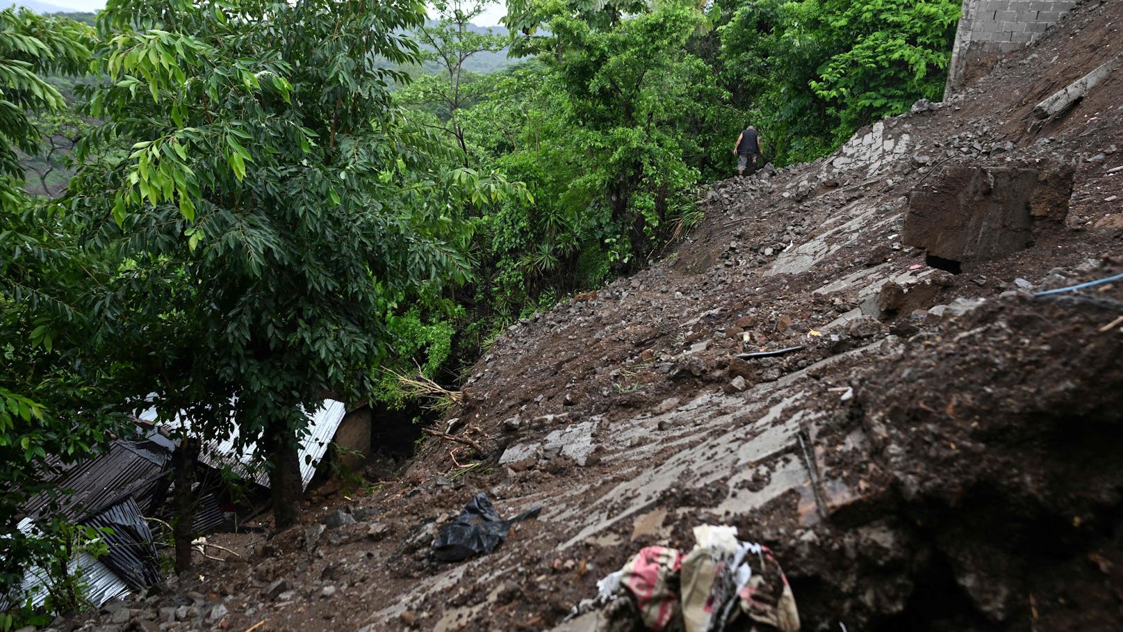 Heftige Regenfälle verursachen Erdrutsche in Mittel- und Südamerika. 18 Menschen kommen ums Leben.