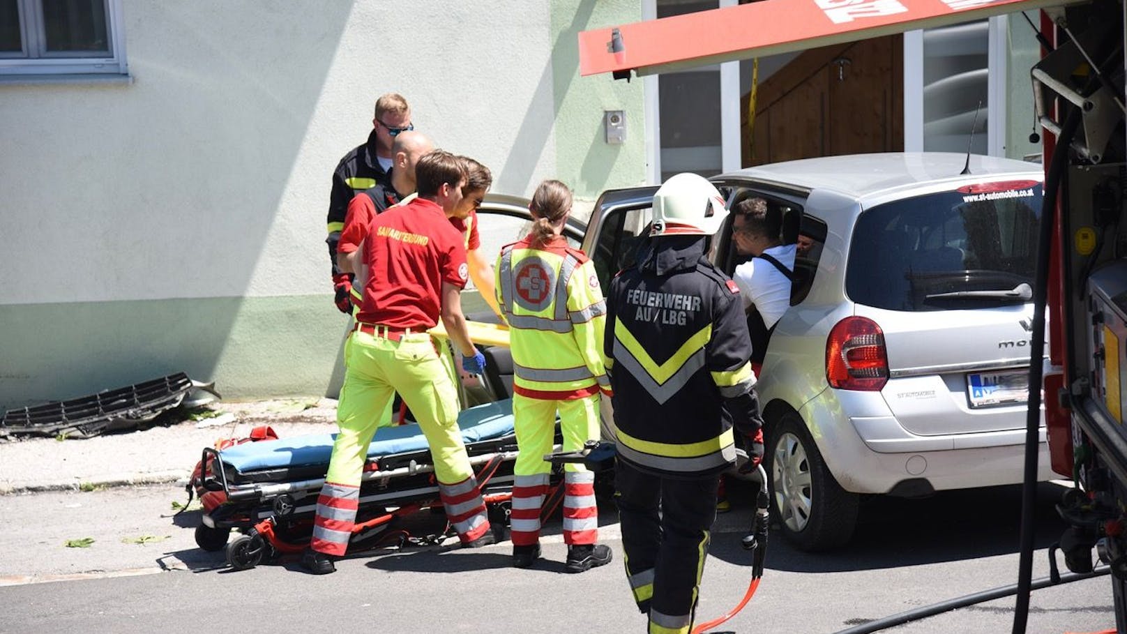 Pkw-Lenkerin krachte gegen Hausmauer – schwer verletzt