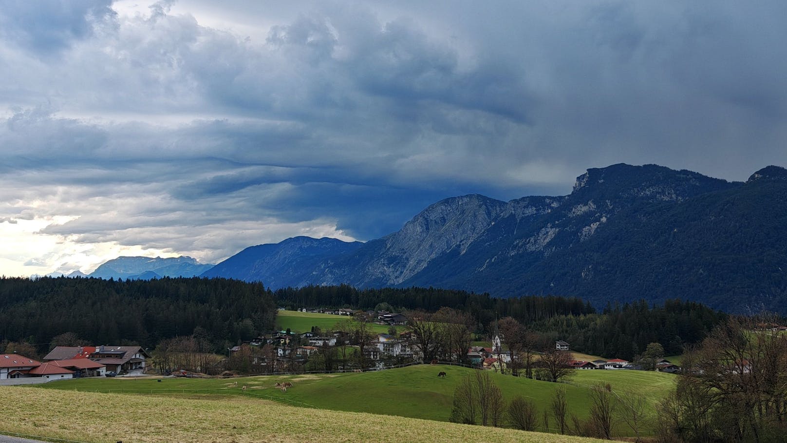 Kräftiges Hagel-Gewitter nimmt Kurs auf Österreich