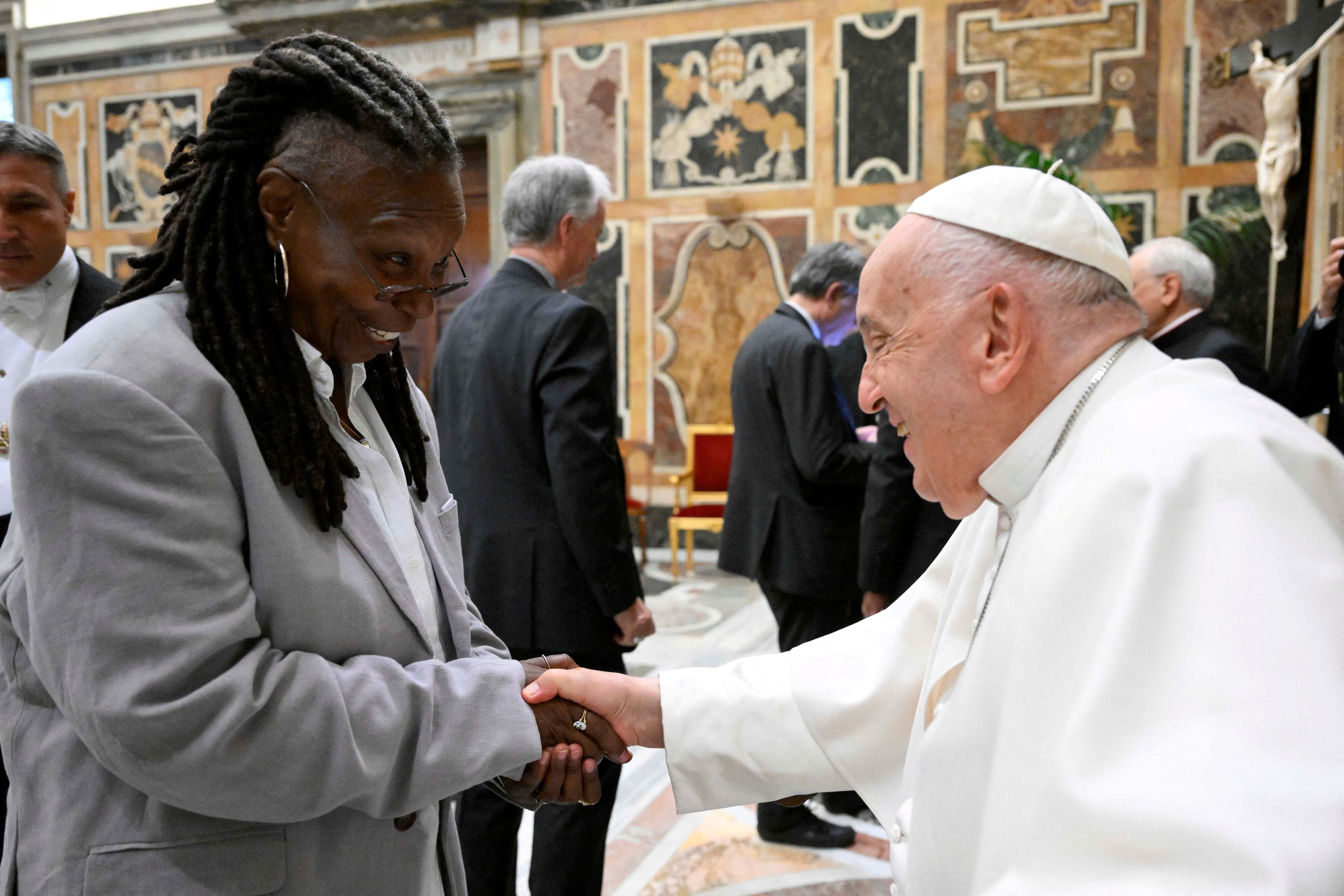 Whoopi Goldberg hat den Papst getroffen.