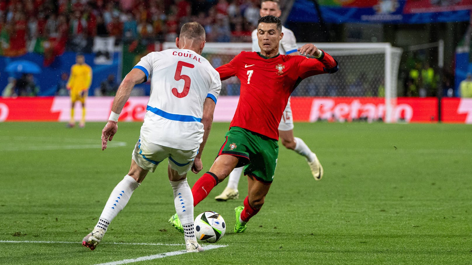 2:1! Joker und Eigentor retten Ronaldo-Auftaktsieg