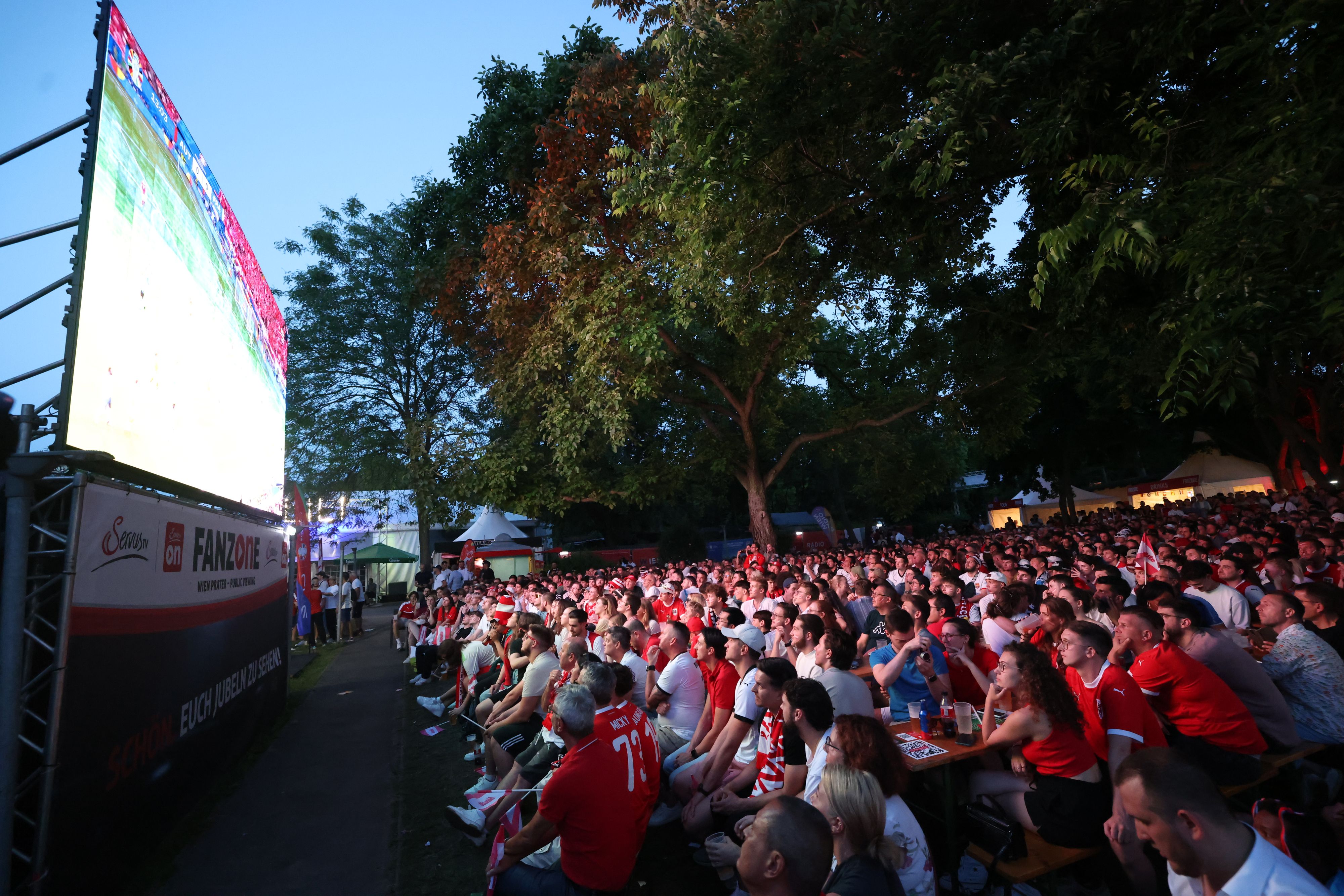 Tolle Atmosphäre in der Public Viewing Fanzone Prater beim Riesenrad.