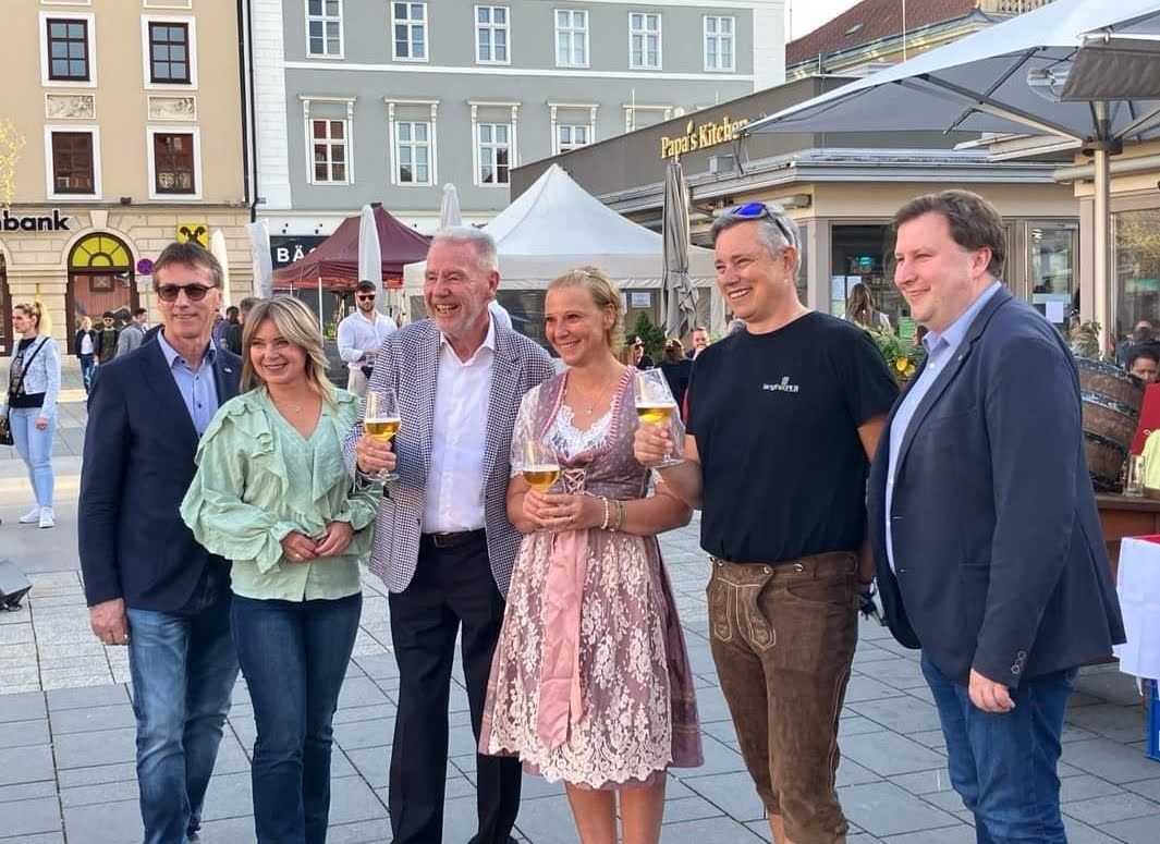 Simone Pichler (Dritte von rechts) und Ehemann Martin (Zweiter von rechts) beleben den Marienmarkt, Bürgermeister Klaus Schneeberger (Zweiter von links) gefällt das.