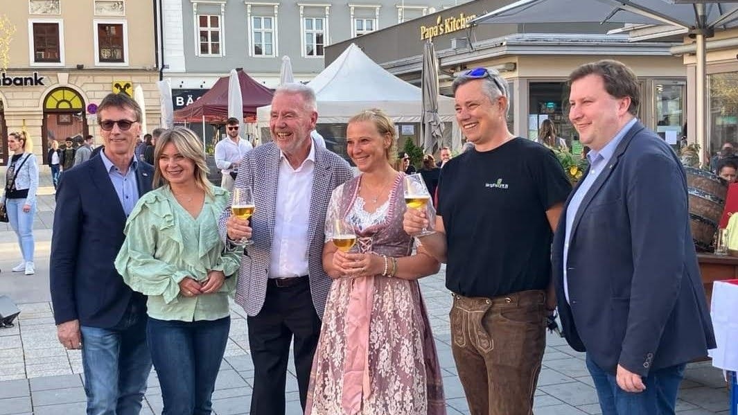 Simone Pichler (Dritte von rechts) und Ehemann Martin (Zweiter von rechts) beleben den Marienmarkt, Bürgermeister Klaus Schneeberger (Zweiter von links) gefällt das.