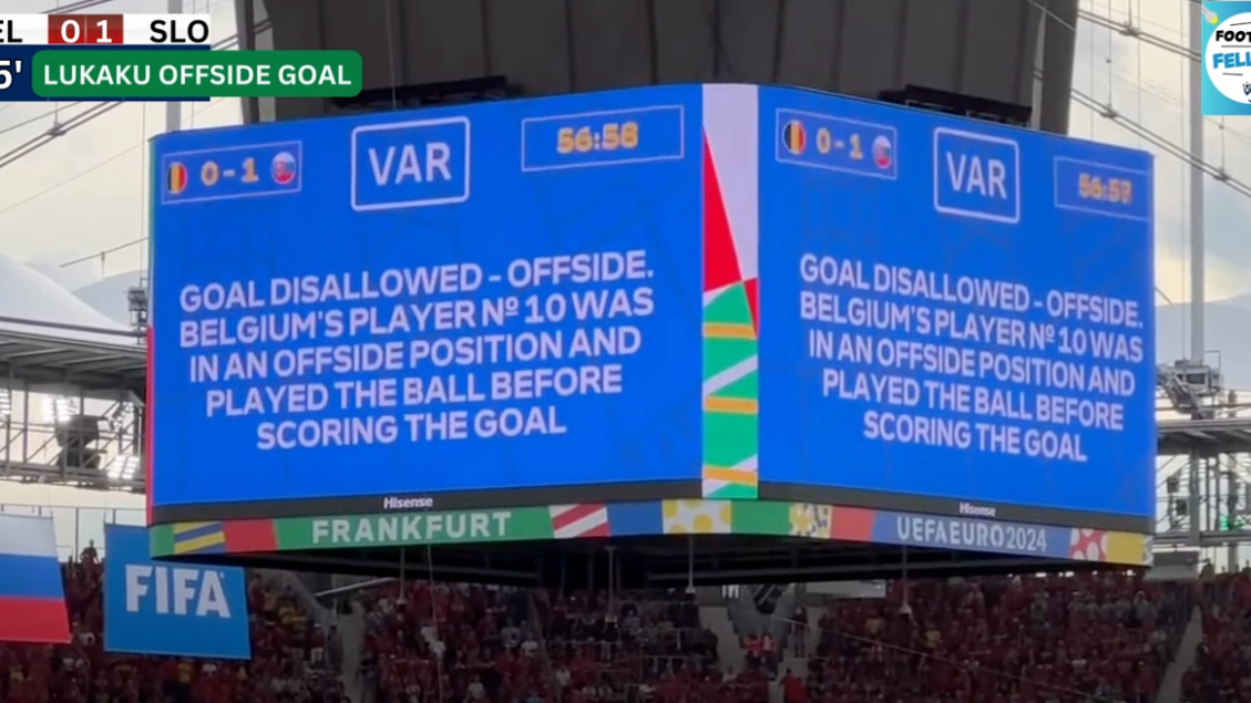 Das Publikum im Stadion wird ebenfalls über die Entscheidung der Video-Schiedsrichter informiert.