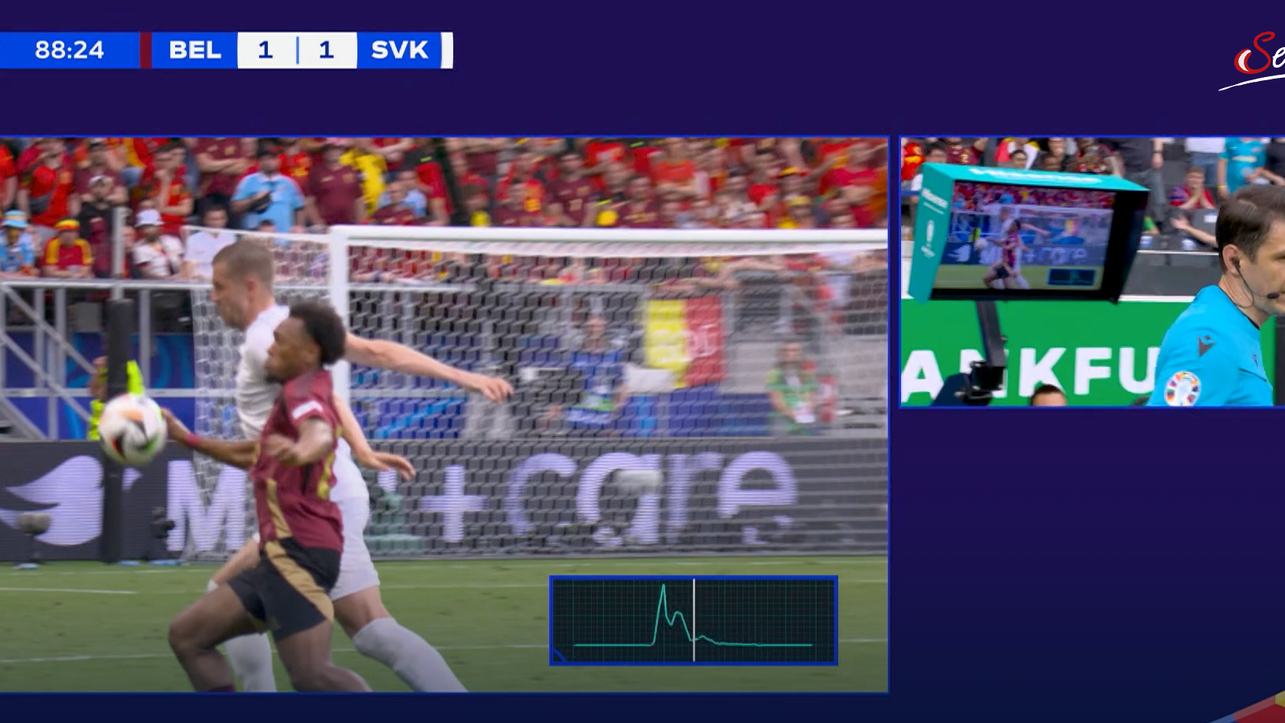 … dass Openda den Ball mit der Hand mitgenommen hat.