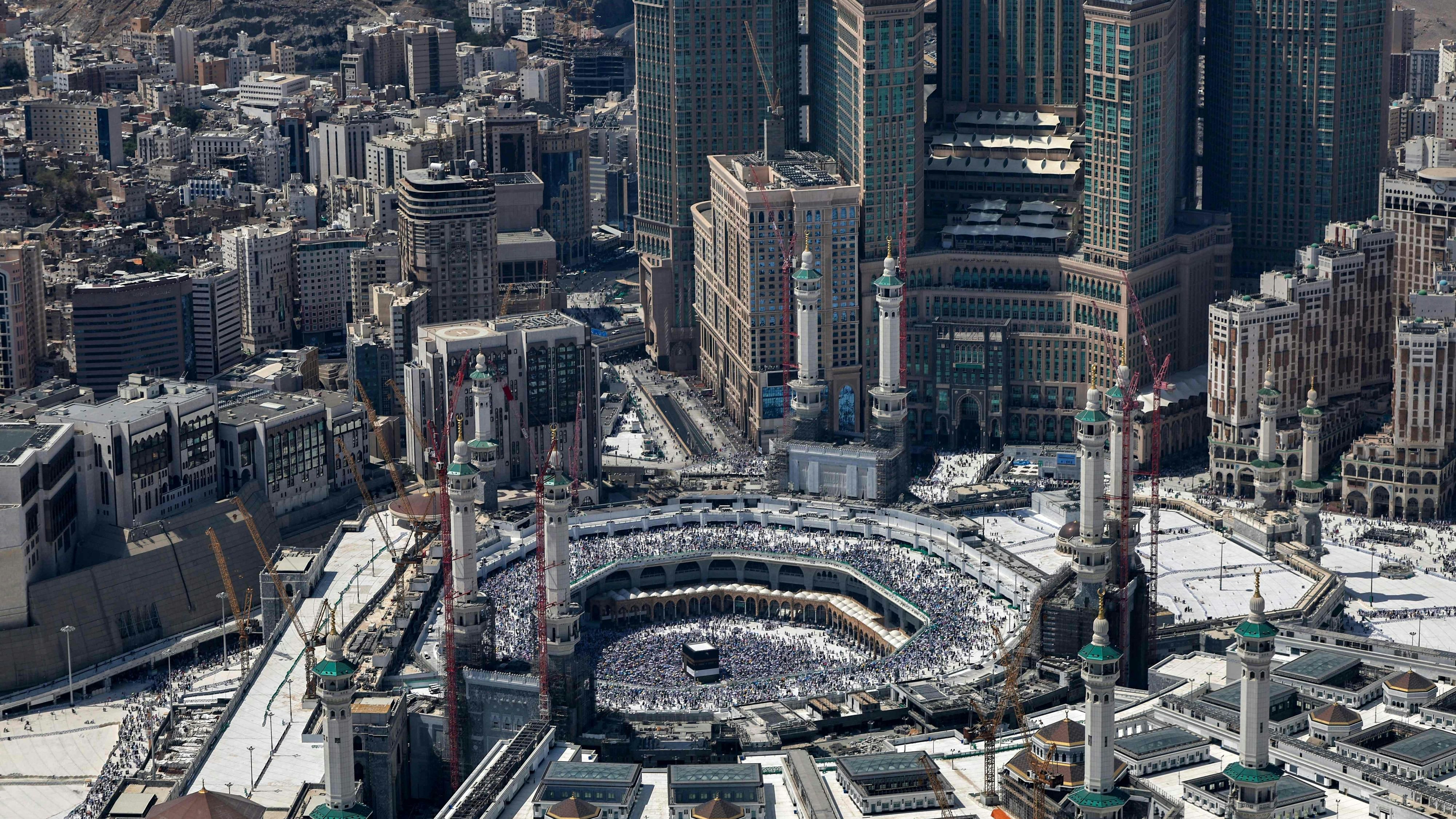 Download von www.picturedesk.com am 18.06.2024 (13:24).  An aerial view shows Mecca's Grand Mosque with the Kaaba, Islam's holiest site in the centre on June 17, 2024, during the annual hajj pilgrimage. Saudi Arabia on June 17 warned of a temperature spike in Mecca as Muslim pilgrims wrapped up the hajj in searing conditions, with more than a dozen heat-related deaths confirmed. (Photo by FADEL SENNA / AFP) - 20240617_PD3403 - Rechteinfo: Rights Managed (RM) Nur für redaktionelle Nutzung! Werbliche Nutzung erfordert Freigabe: bitte schicken Sie uns eine Anfrage.