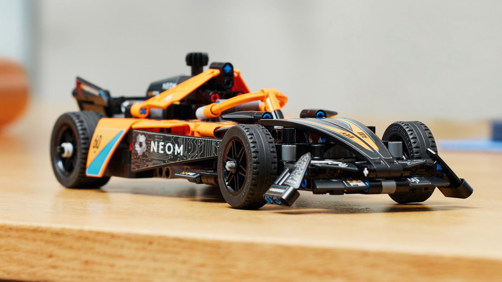 Der LEGO Technic NEOM McLaren Formula E Race Car eröffnet einen Blick auf die Zukunft des Rennsports. 