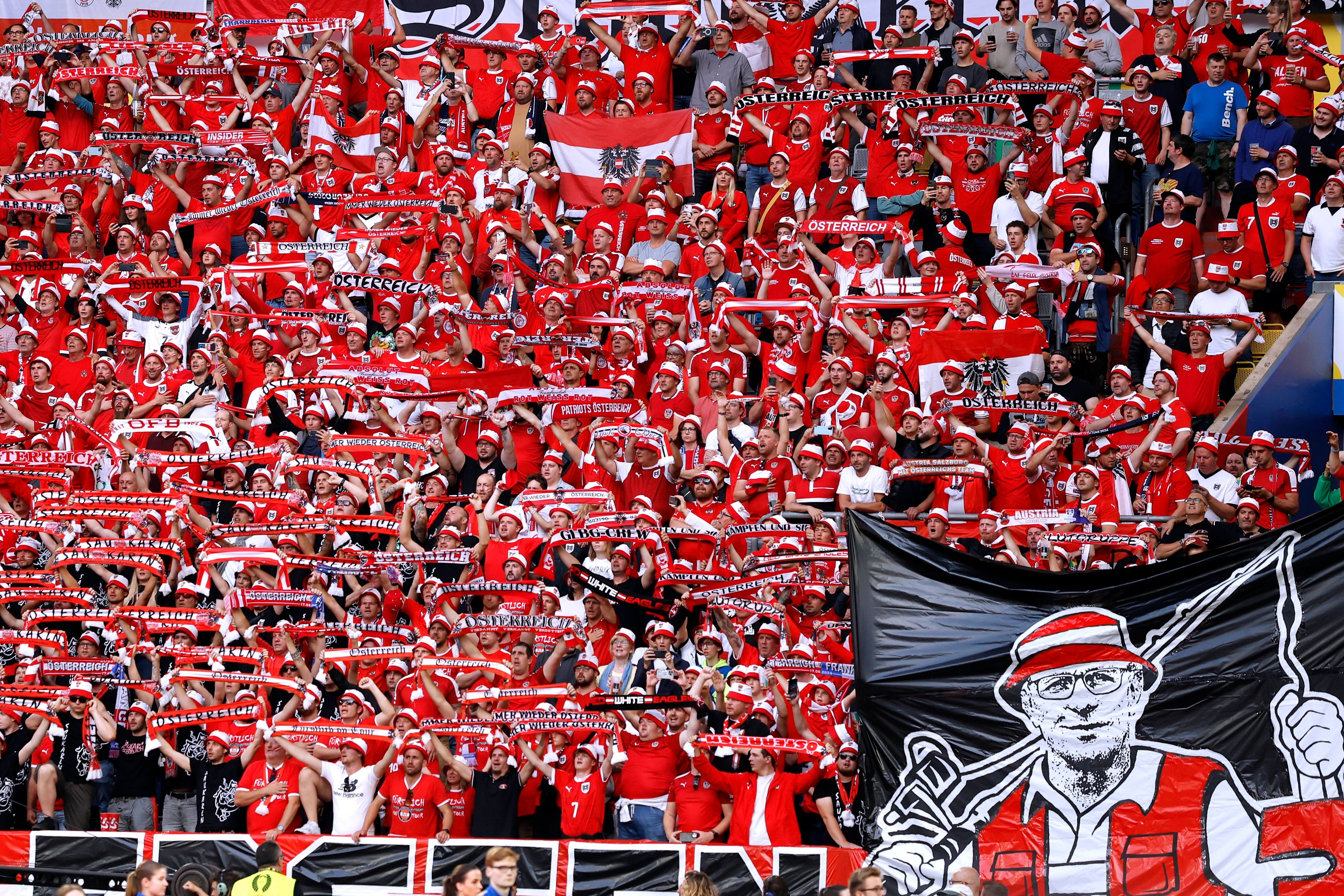 Ungefähr 20.000 österreichische Fans waren in der Arena in Düsseldorf vor Ort.