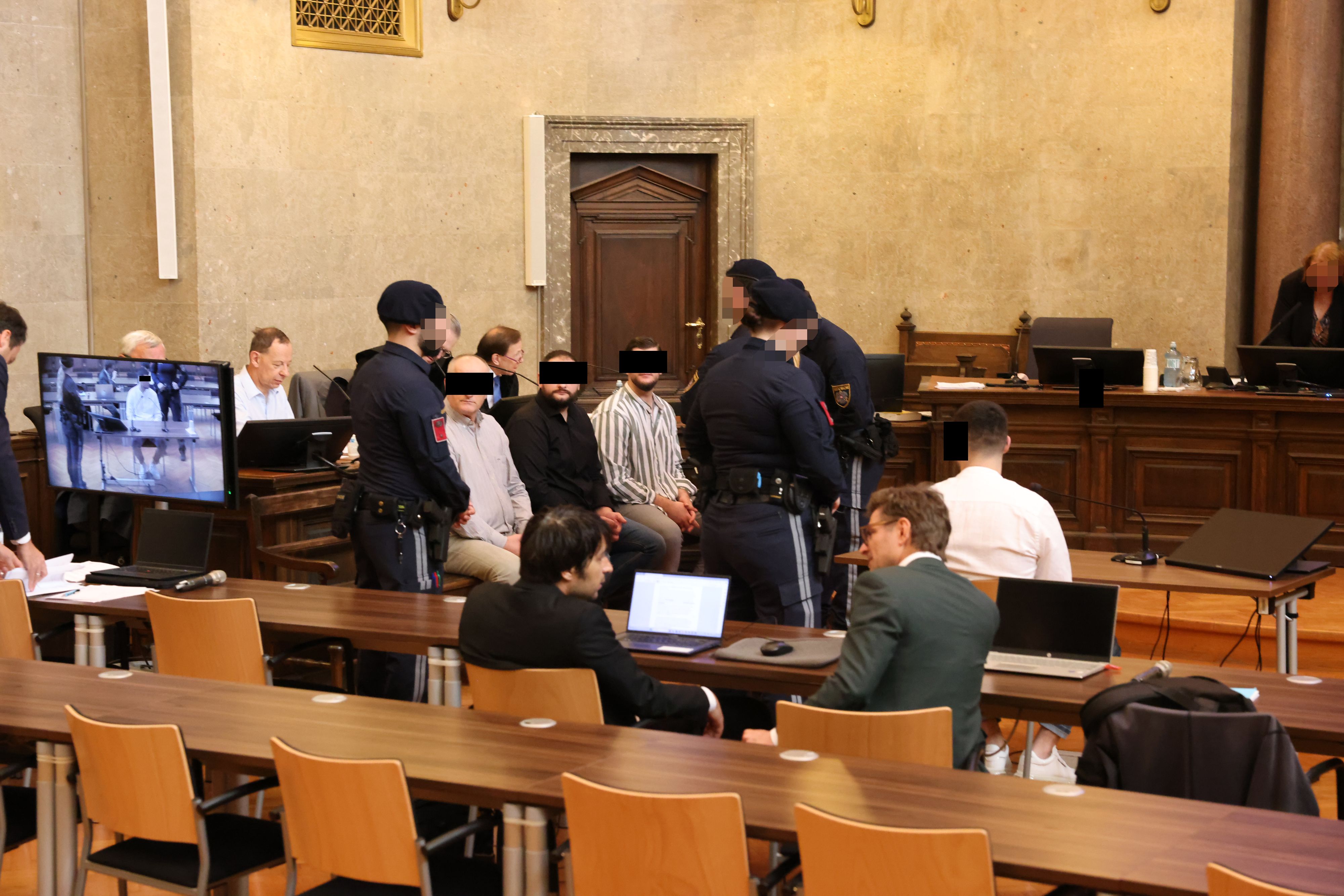 Die Angeklagten und ihre Verteidiger vor Gericht in Wien.