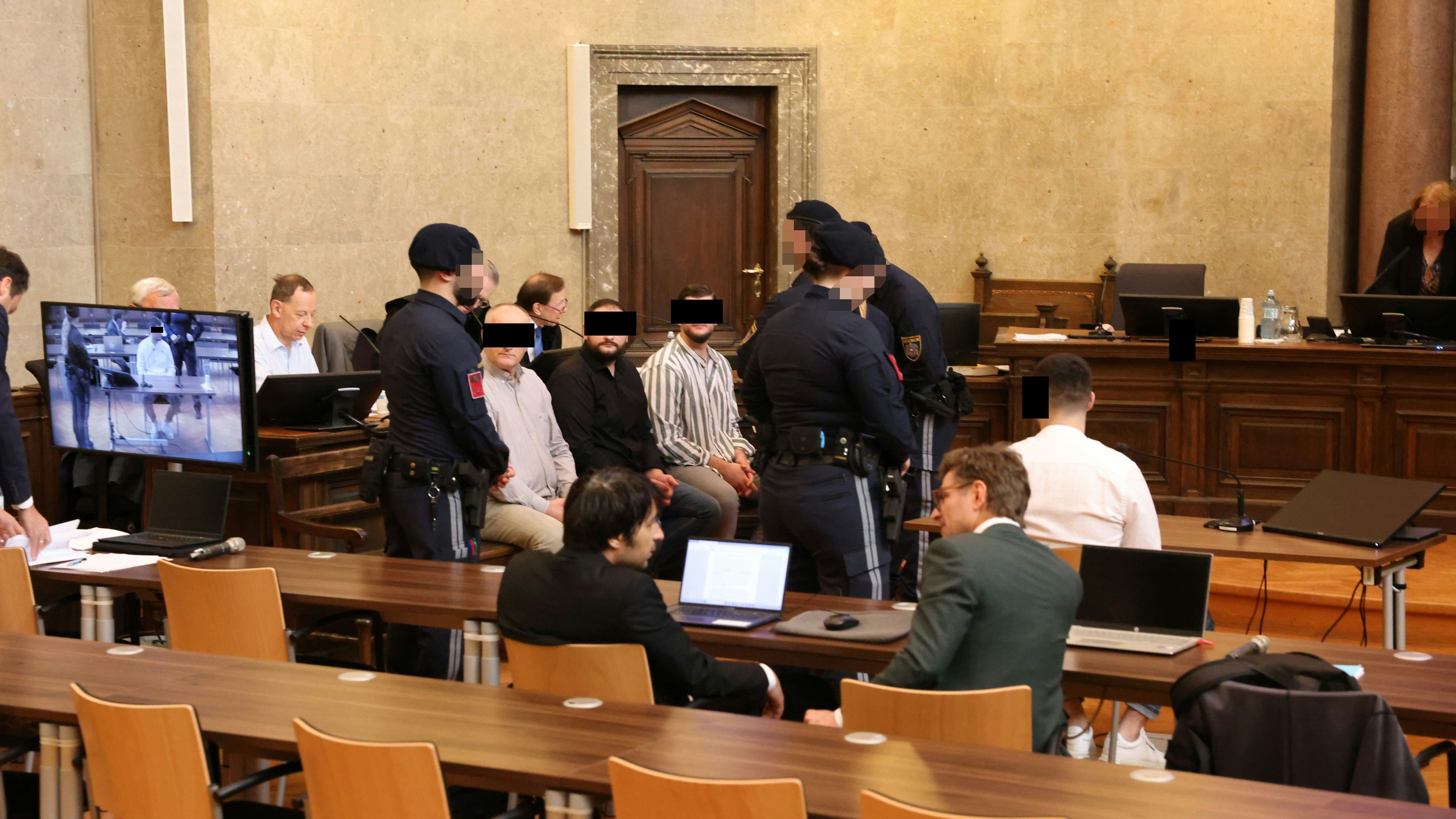 Die Angeklagten und ihre Verteidiger vor Gericht in Wien.