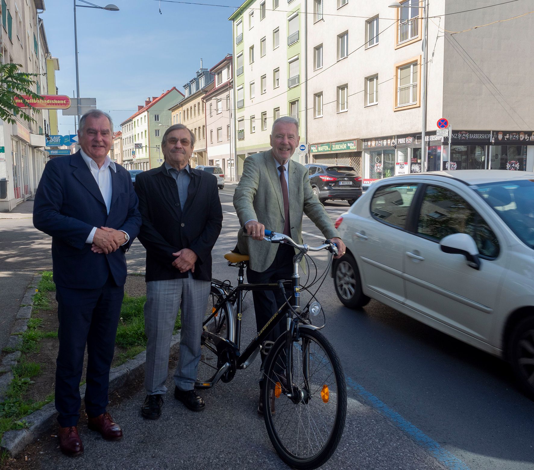 Der Landtagsabgeordnete Franz Dinhobl, Verkehrsplaner Werner Rosinak und Bürgermeister Klaus Schneeberger begutachten die Grazer Straße.