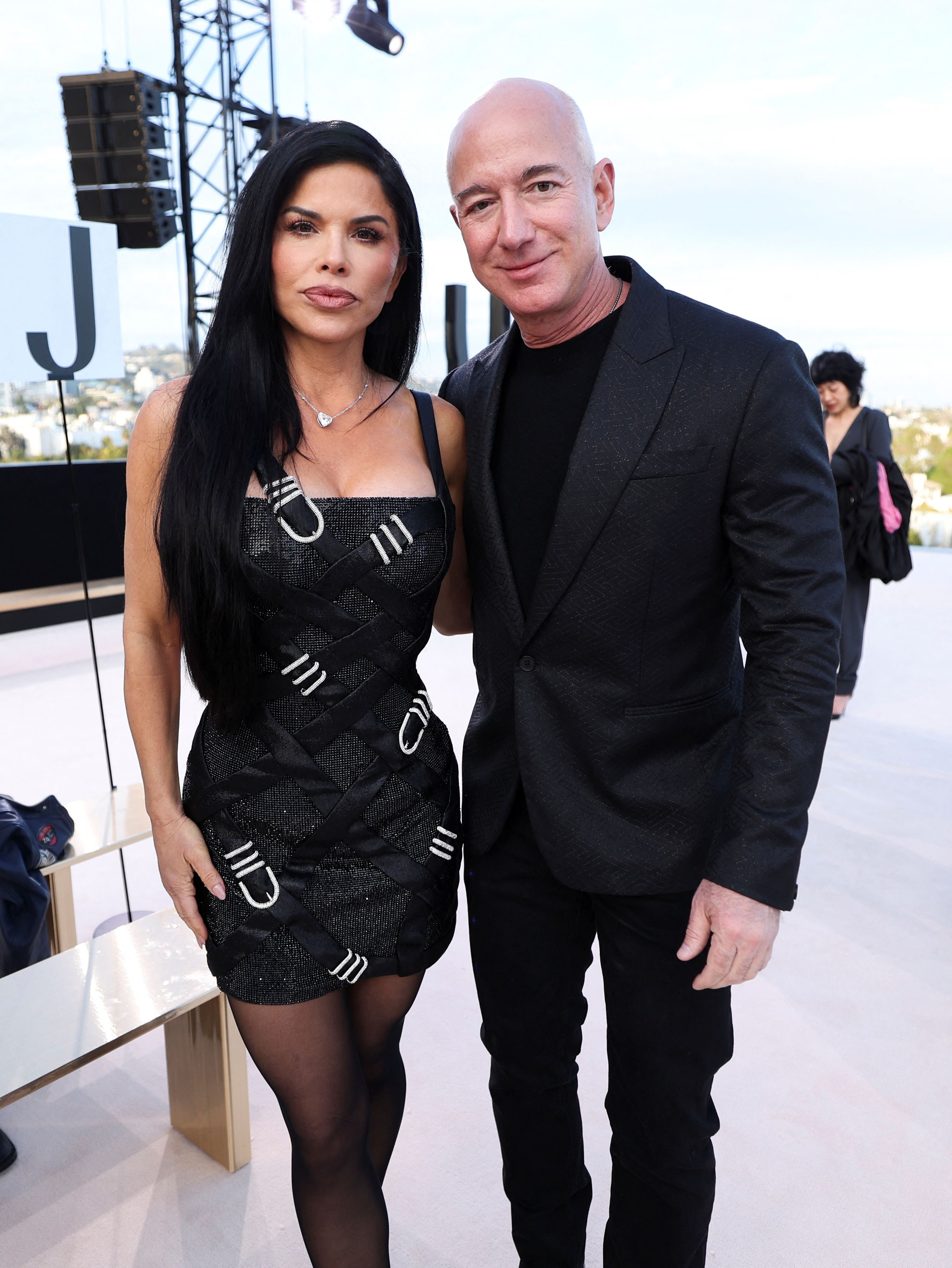 Jeff Bezos und seine Verlobte Lauren Sánchez lassen es sich auf Mykonos gut gehen - inklusive Heli-Flügen, mit dem selbst mitgebrachten Hubschrauber.