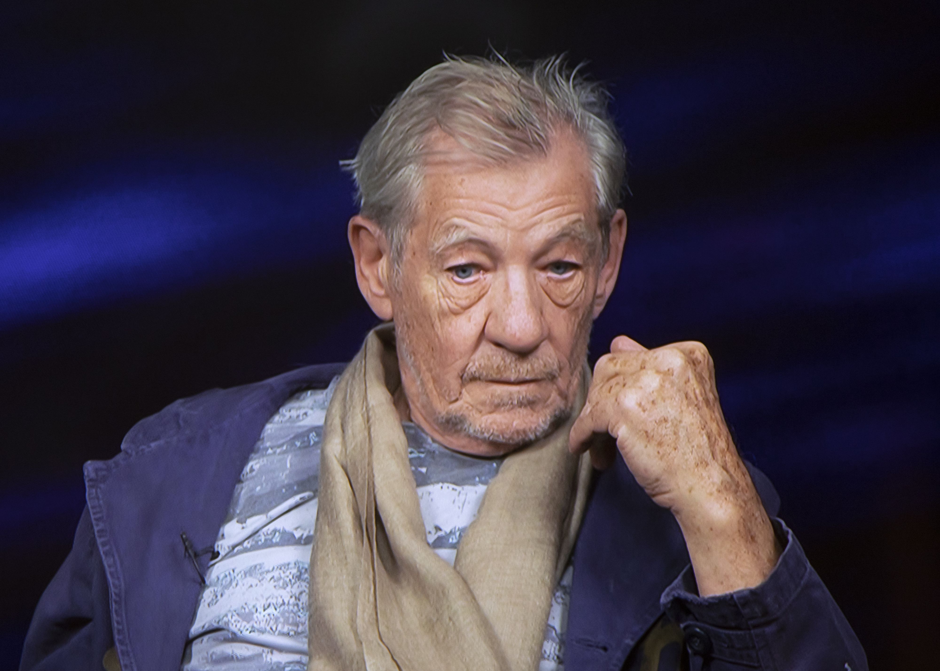 Sir Ian McKellen fiel am Montagabend während einer Theatervorstellung von der Bühne. Er musste ins Spital gebracht werden.