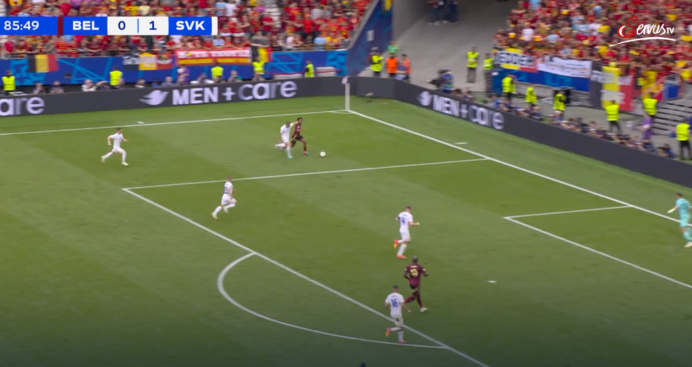 … geht in den Strafraum und spielt den freistehenden Romelu Lukaku an, …