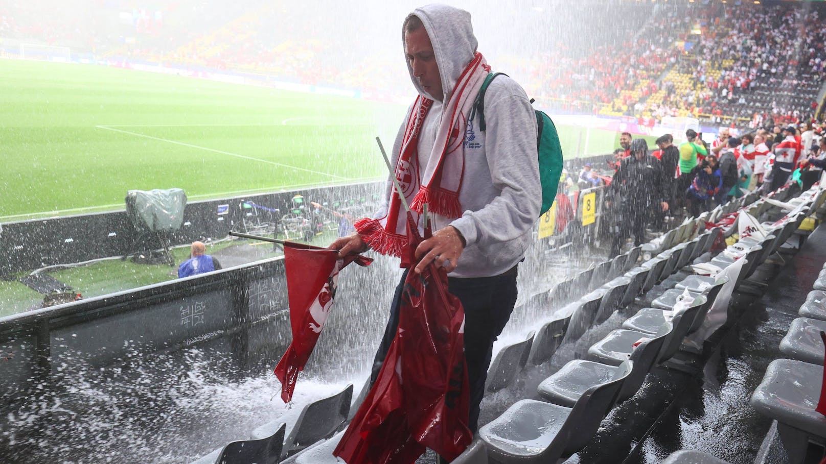 Unwetter in Dortmund! Türken und ORF-Stars waschelnass