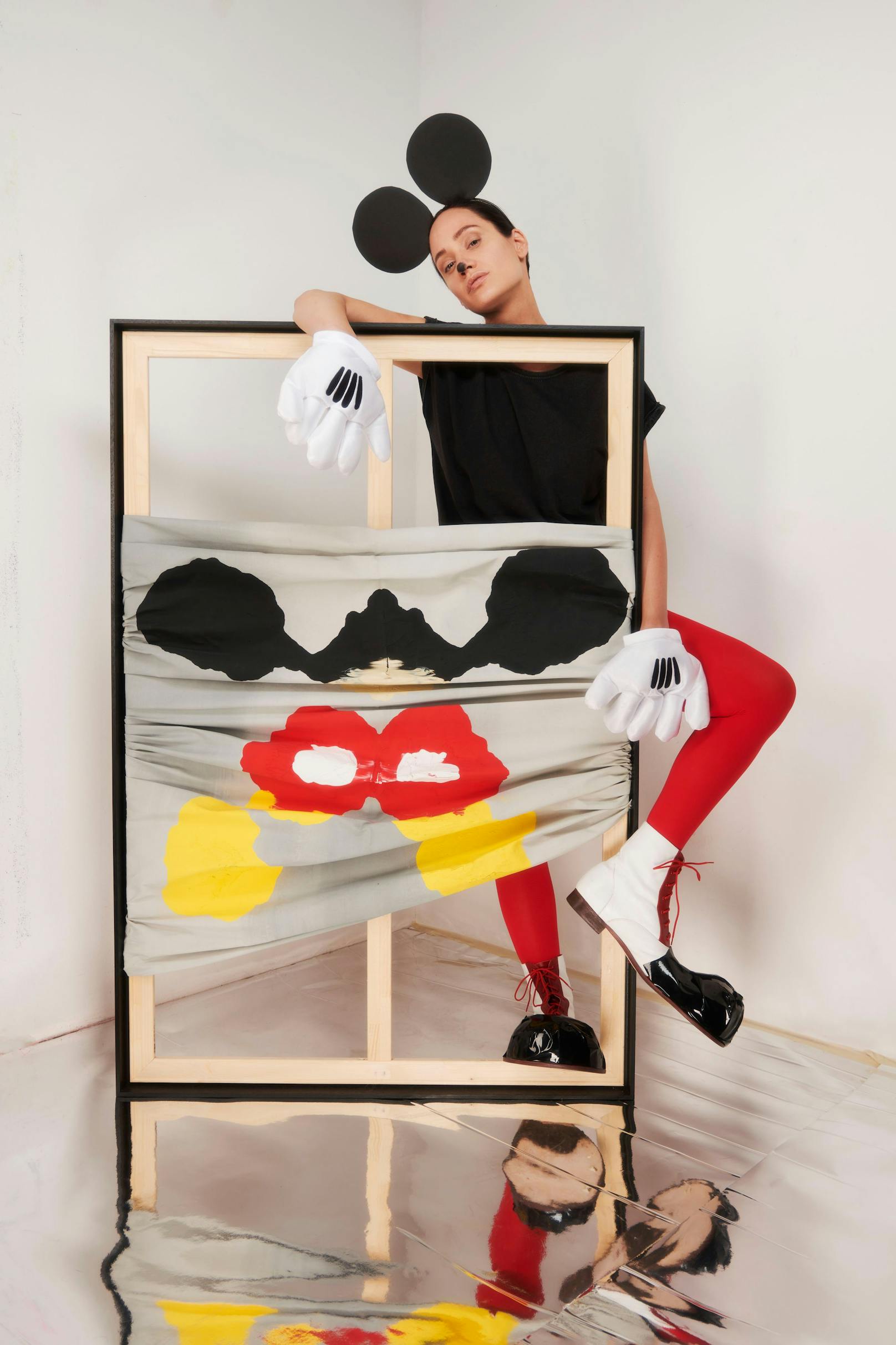 Baurs Reihe „Perception Fading Youth“ stellt Micky Mouse – in abstrakter Form – in den Mittelpunkt seiner Kunstwerke. 