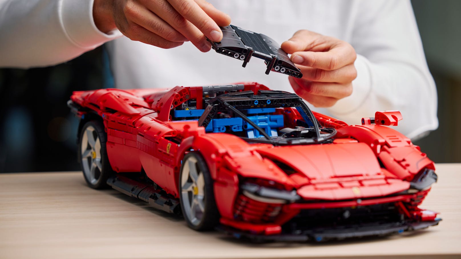 Für Fans außergewöhnlicher Supersportwagen LEGO Technic Ferrari Daytona SP3 bietet eine Mischung aus Eleganz und beeindruckender Leistung. 