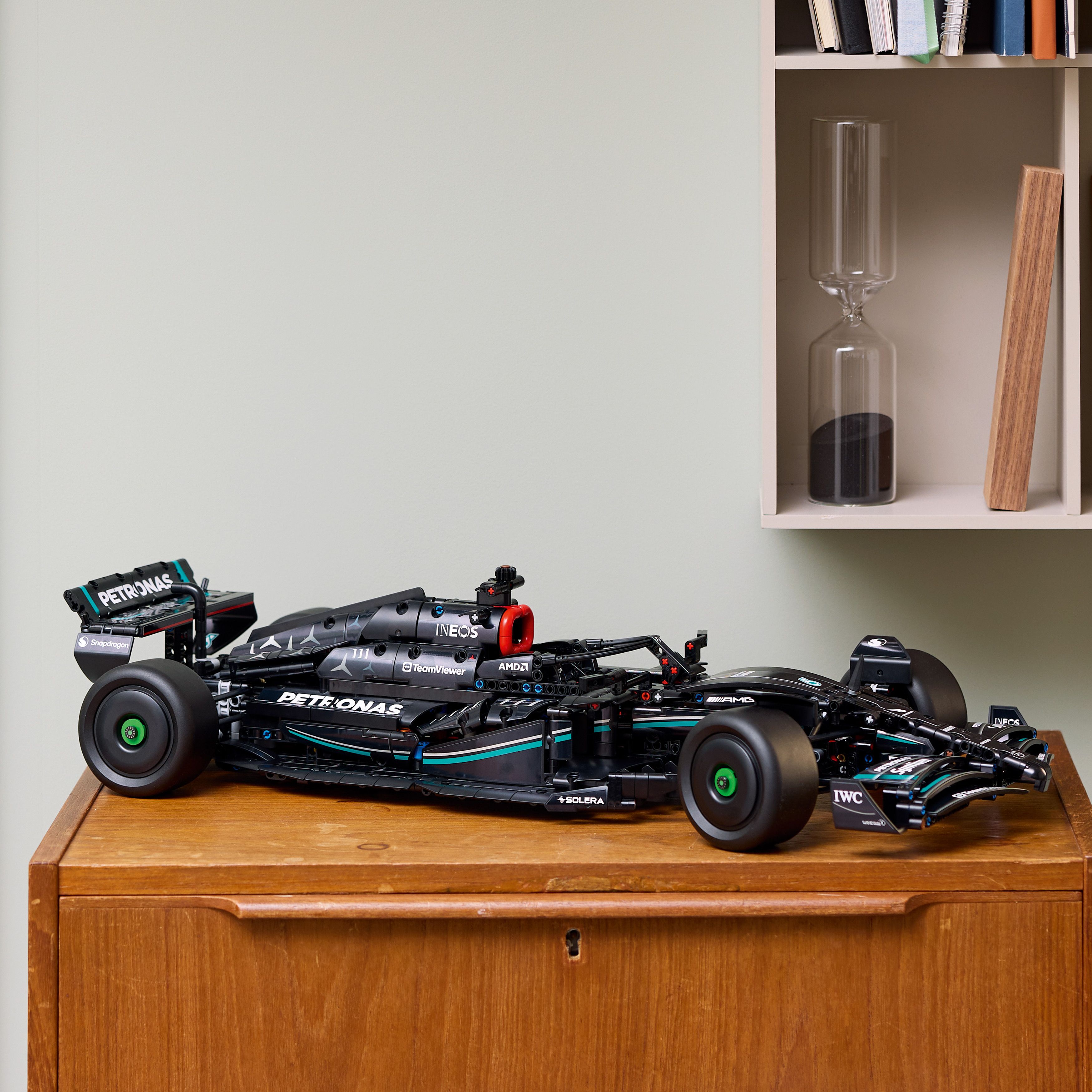Der LEGO Technic Mercedes-AMG F1 W14 E Performance ist dem Formel-1-Rennwagen nachempfunden.
