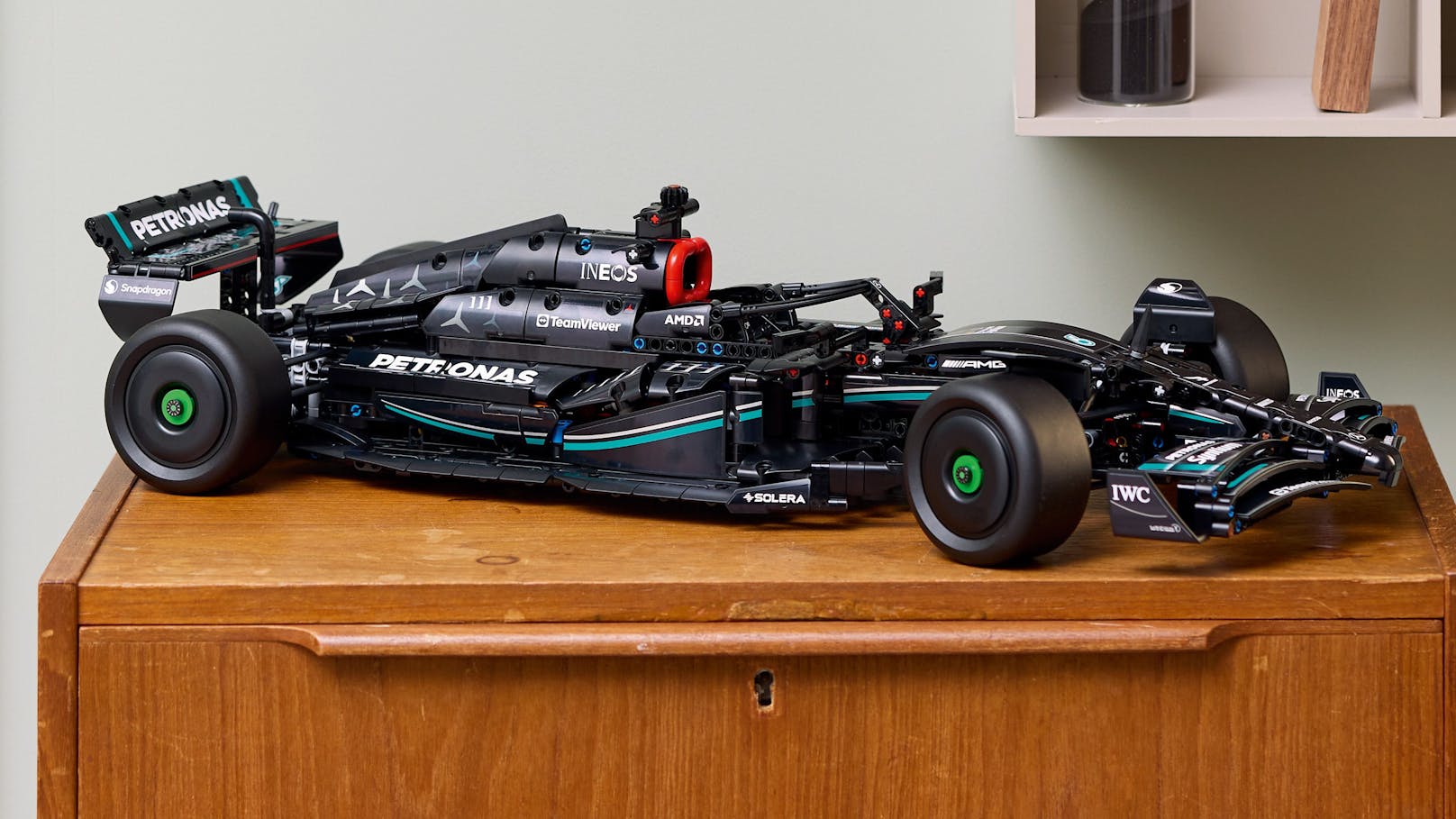 Der LEGO Technic Mercedes-AMG F1 W14 E Performance ist dem Formel-1-Rennwagen nachempfunden.