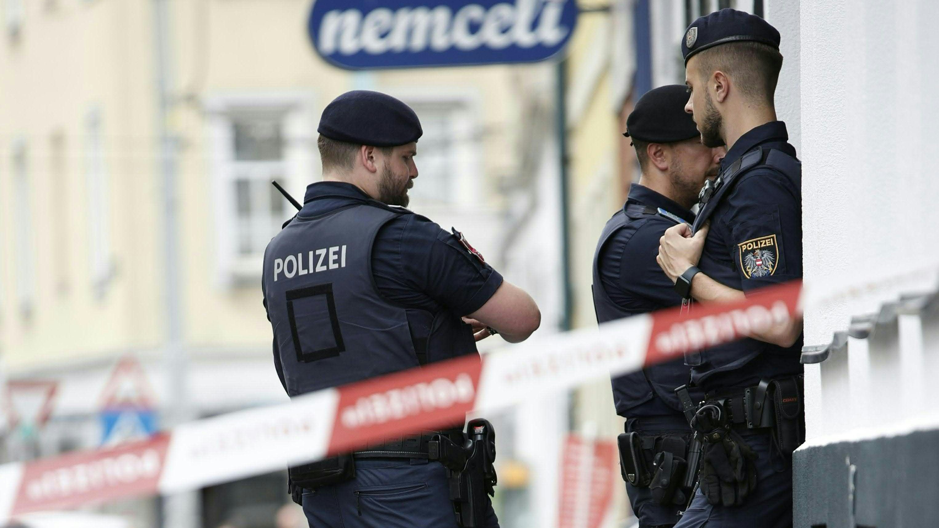 Download von www.picturedesk.com am 18.06.2024 (11:47).  ABD0119_20230703 - WIEN - ÖSTERREICH: ZU APA0264 VOM 3.7.2023 - Einsatzkräfte der Polizei am Tatort aufgenommen am Montag, 3. Juli 2023, in Wien-Ottakring. Ein 35-jähriger Mann dürfte im Bereich des Brunnenmarktes in Wien-Ottakring eine 28-jährige Frau getötet und einen Suizidversuch verübt haben. Laut Polizeisprecher alarmierte ein Nachbar oder eine Nachbarin die Exekutive, nachdem Anrainer den Schwerstverletzten im Innenhof eines Wohnhauses entdeckt hatten. Die Polizisten fanden in einer Wohnung dann die 28-Jährige. Sie wies Stichverletzungen auf. - FOTO: APA/TOBIAS STEINMAURER - 20230703_PD4926 - Rechteinfo: Rights Managed (RM)