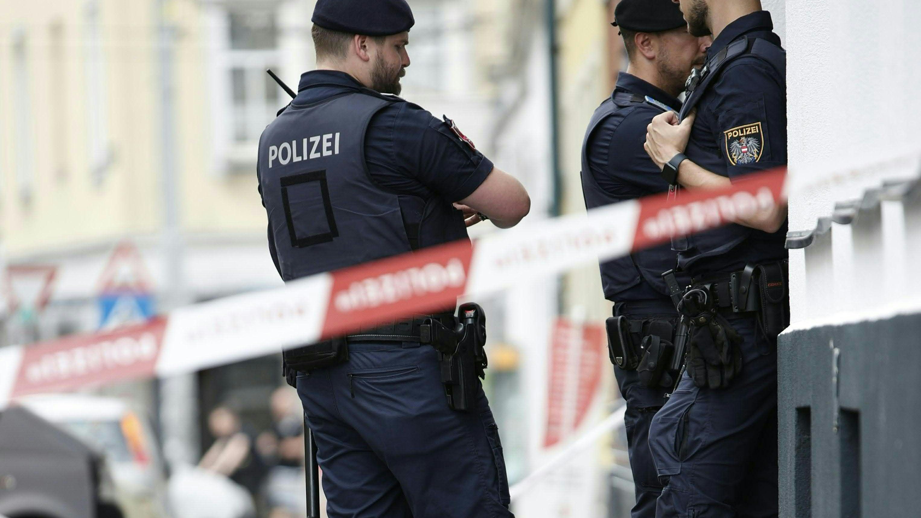 Download von www.picturedesk.com am 18.06.2024 (11:47).  ABD0119_20230703 - WIEN - ÖSTERREICH: ZU APA0264 VOM 3.7.2023 - Einsatzkräfte der Polizei am Tatort aufgenommen am Montag, 3. Juli 2023, in Wien-Ottakring. Ein 35-jähriger Mann dürfte im Bereich des Brunnenmarktes in Wien-Ottakring eine 28-jährige Frau getötet und einen Suizidversuch verübt haben. Laut Polizeisprecher alarmierte ein Nachbar oder eine Nachbarin die Exekutive, nachdem Anrainer den Schwerstverletzten im Innenhof eines Wohnhauses entdeckt hatten. Die Polizisten fanden in einer Wohnung dann die 28-Jährige. Sie wies Stichverletzungen auf. - FOTO: APA/TOBIAS STEINMAURER - 20230703_PD4926 - Rechteinfo: Rights Managed (RM)