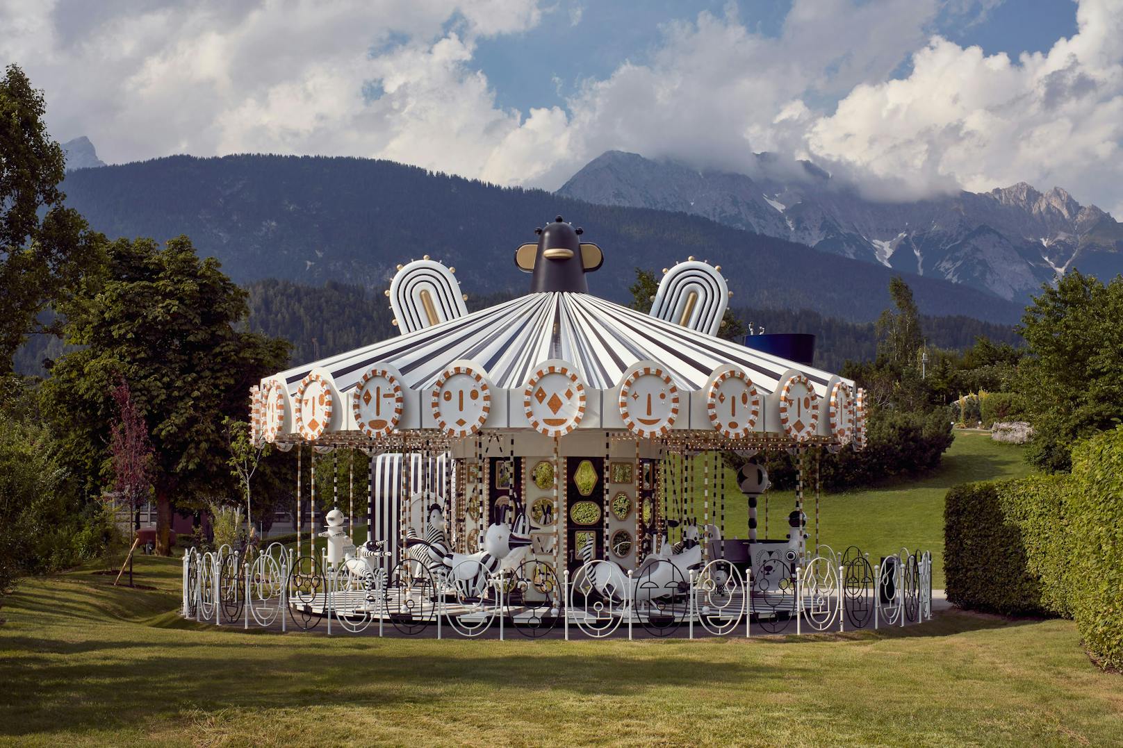 Die Tiroler Berge sind der perfekte Hintergrund für die Swarovski Kristallwelten und die Performance der Artisten. Im Bild: Das Karussell, installiert von Jaime Hayon.