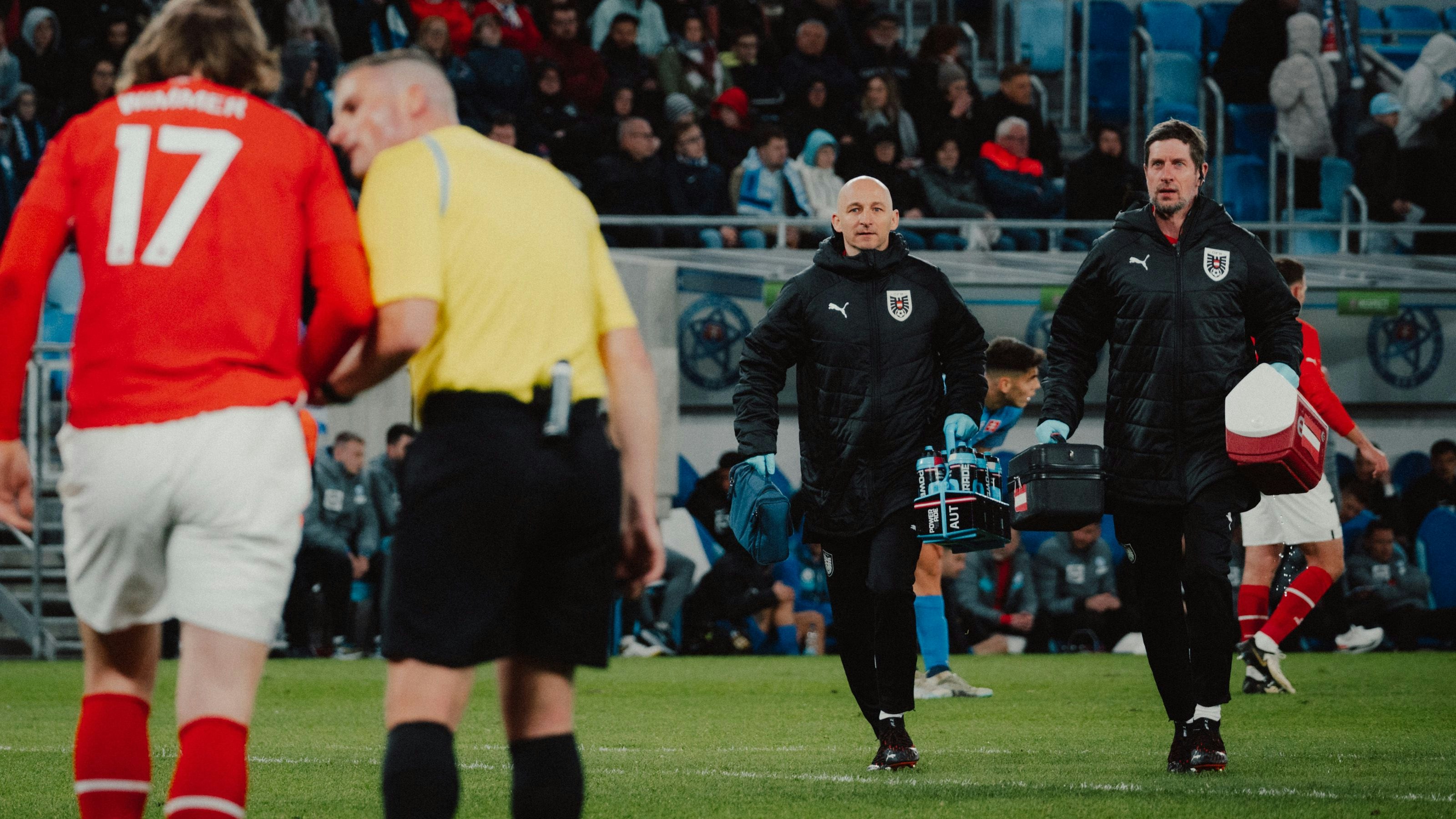 Vetorazzi (r.) eilt aufs Feld, um einem Spieler zu helfen.
