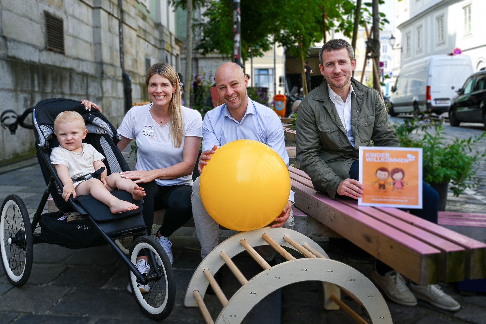 Olympia-Kanutin Viktoria Schwarz mit Söhnchen Ben Vito, Vizebürgermeister Martin Hajart (ÖVP) und Eiler-Geschäftsführer Peter Bangelmeier präsentierten den Startschuss für das Projekt.