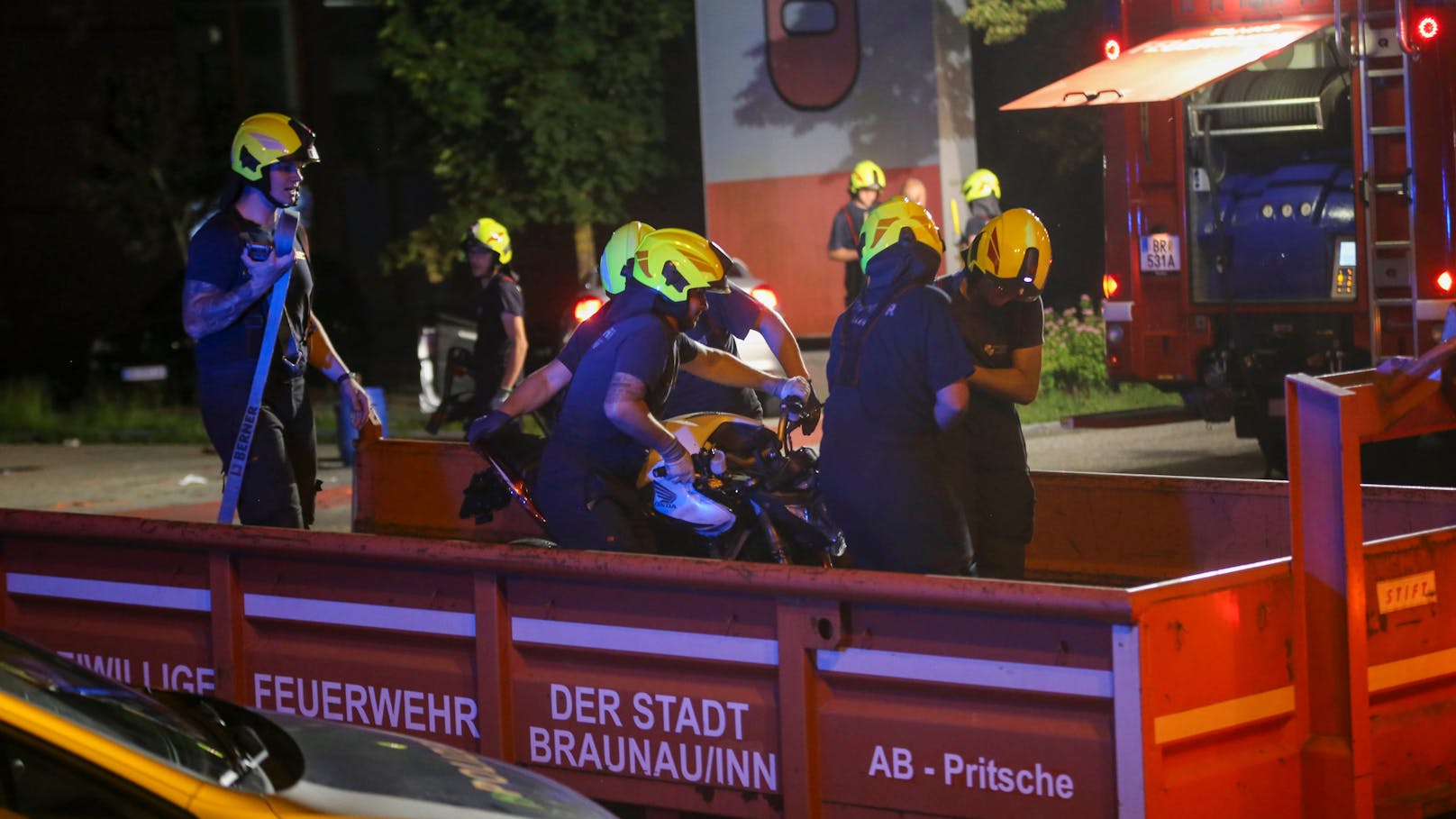 In Braunau am Inn ist es in der Nacht auf Mittwoch zu einem tragischen Verkehrsunfall gekommen. Ein Motorrad kollidierte aus unbekannter Ursache mit einem Pkw. Der Biker kam bei dem Unfall ums Leben.