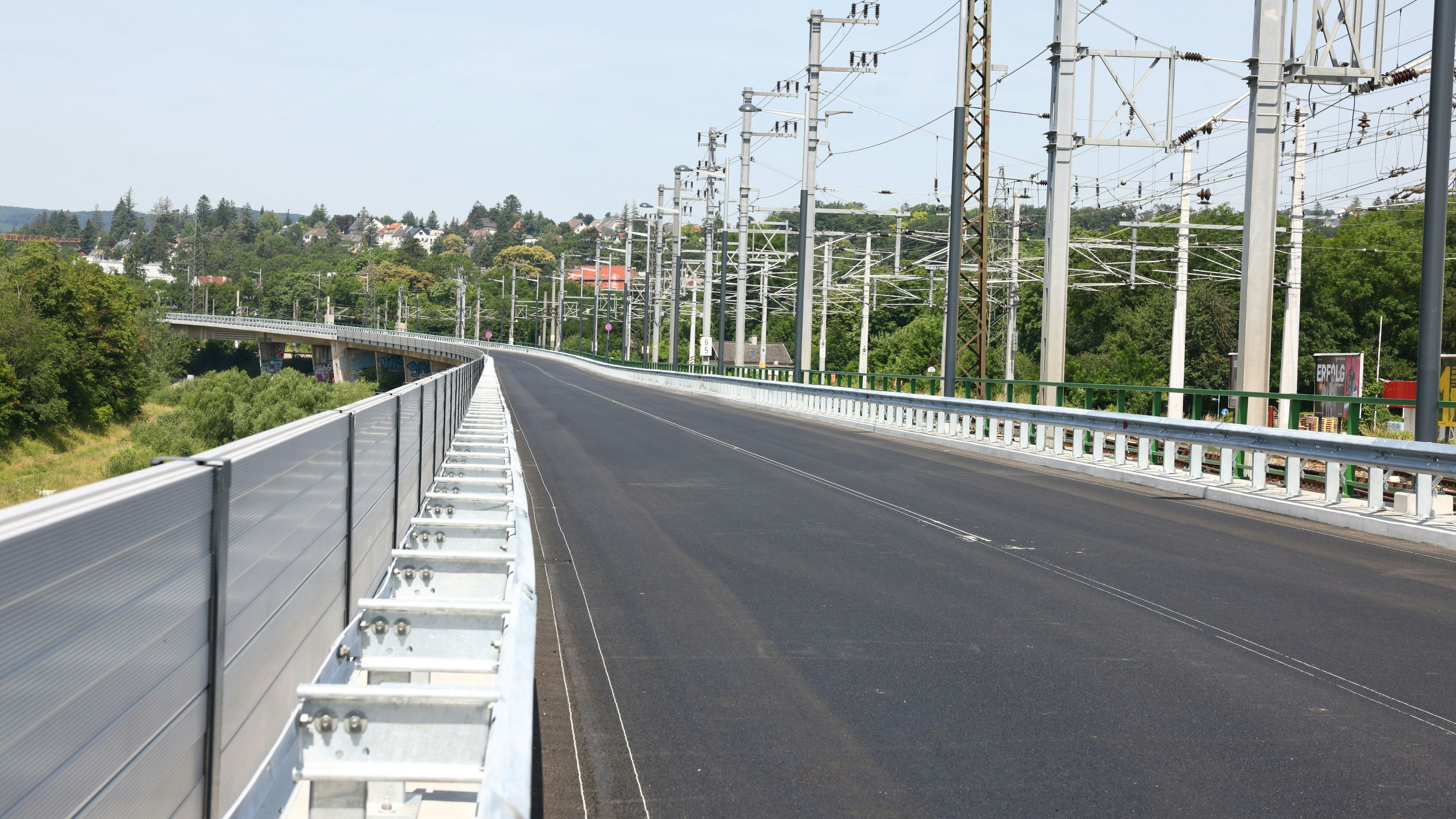 Heute.at - Wasserrohrbruch! Westausfahrt in Wien gesperrt
