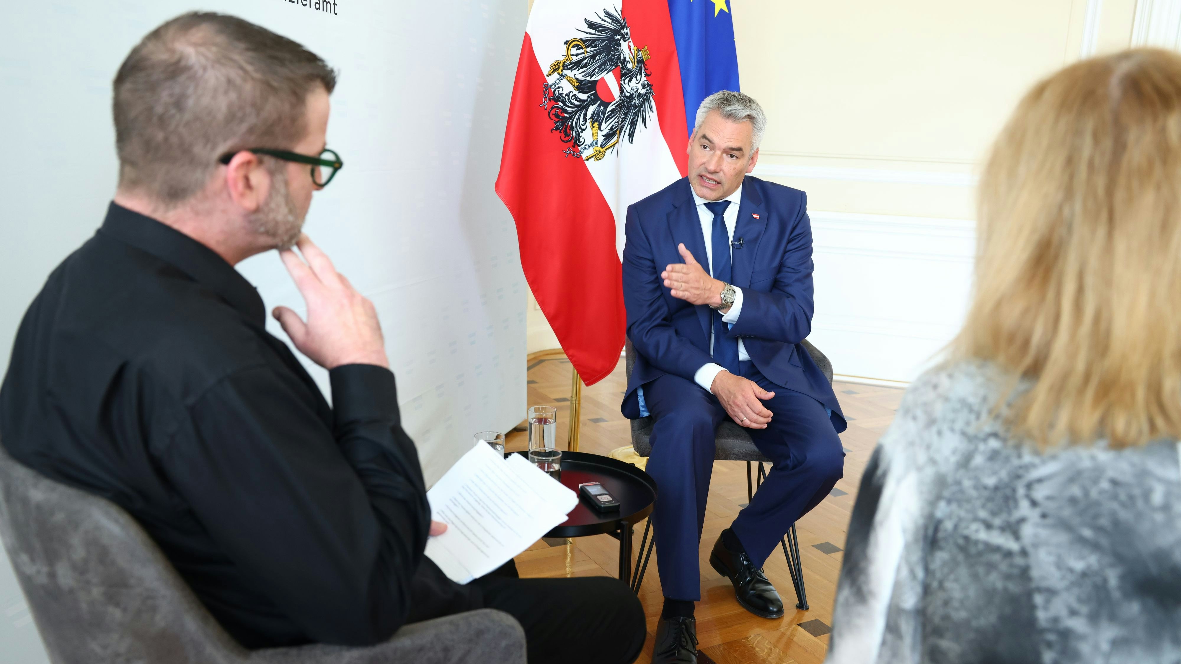 Karl Nehammer im Interview mit <em>"Heute"</em>-Redakteuren Angela Sellner und Robert Zwickelsdorfer