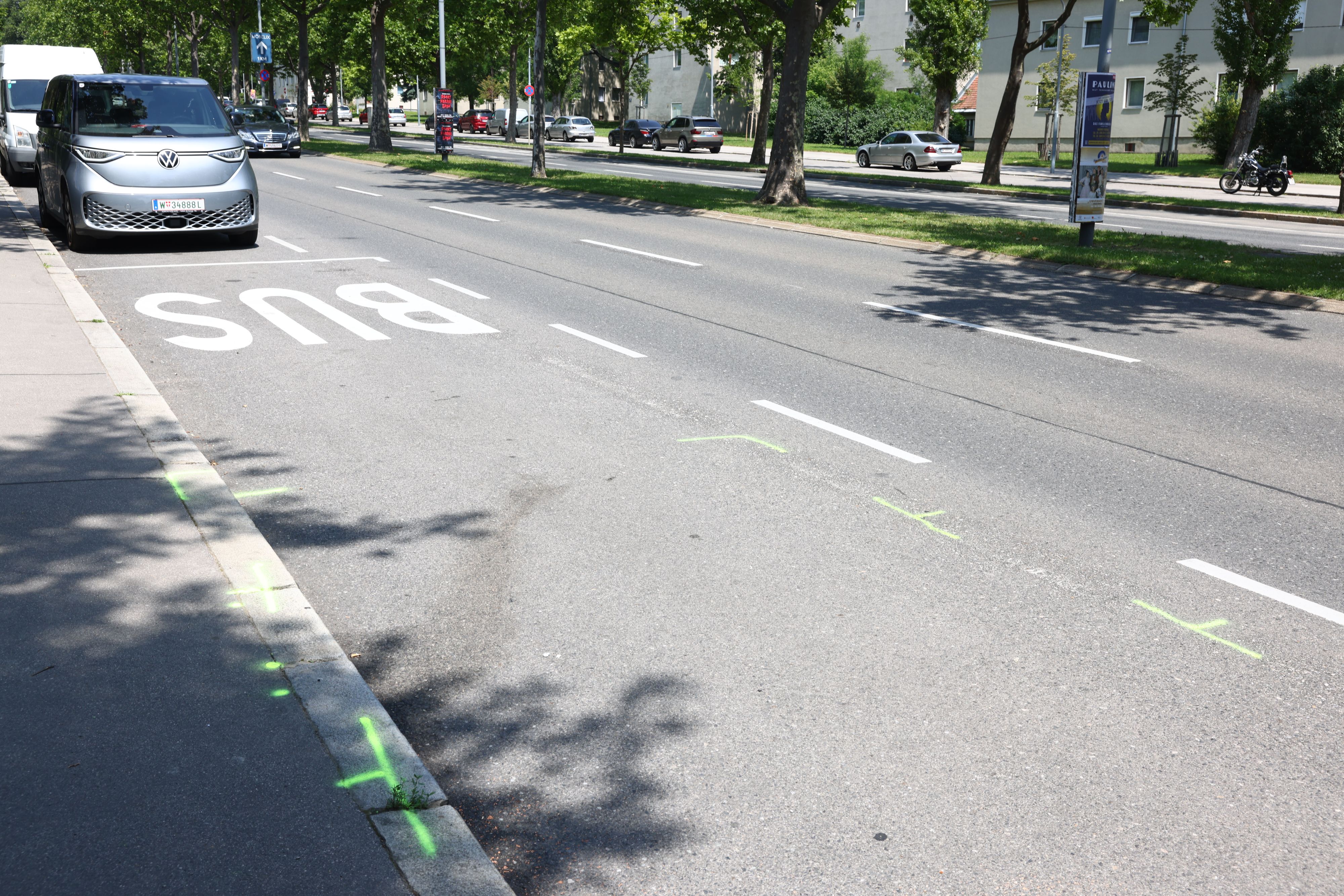 Hier kam der Teenager unter mysteriösen Umständen&nbsp; zu Tode - die Park-Position des Lkw ist noch auf der Straße markiert.