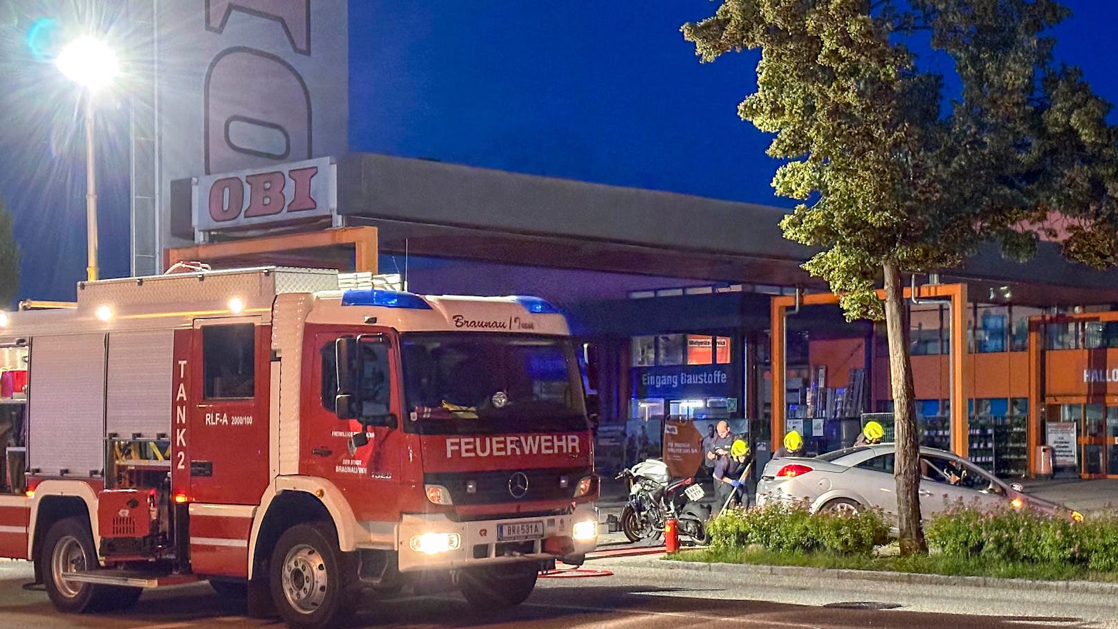 In Braunau am Inn ist es in der Nacht auf Mittwoch zu einem tragischen Verkehrsunfall gekommen. Ein Motorrad kollidierte aus unbekannter Ursache mit einem Pkw. Der Biker kam bei dem Unfall ums Leben.