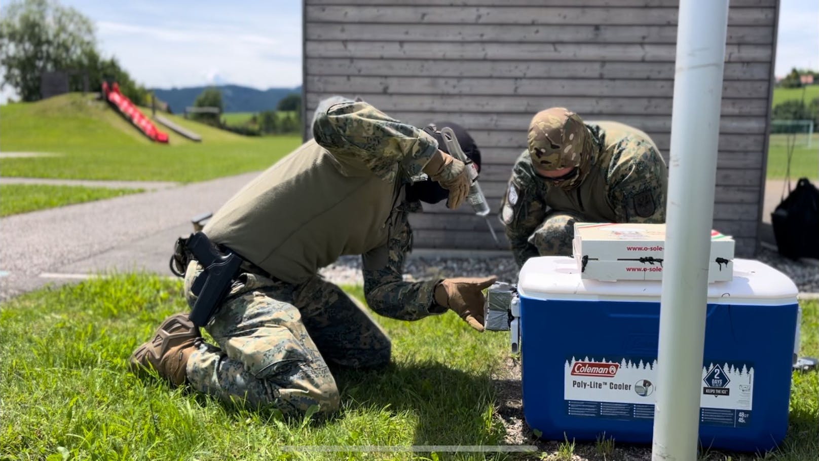 Zwei Experten der EOD-Truppe beim Entschärfen einer selbstgebauten "Pizzabombe".