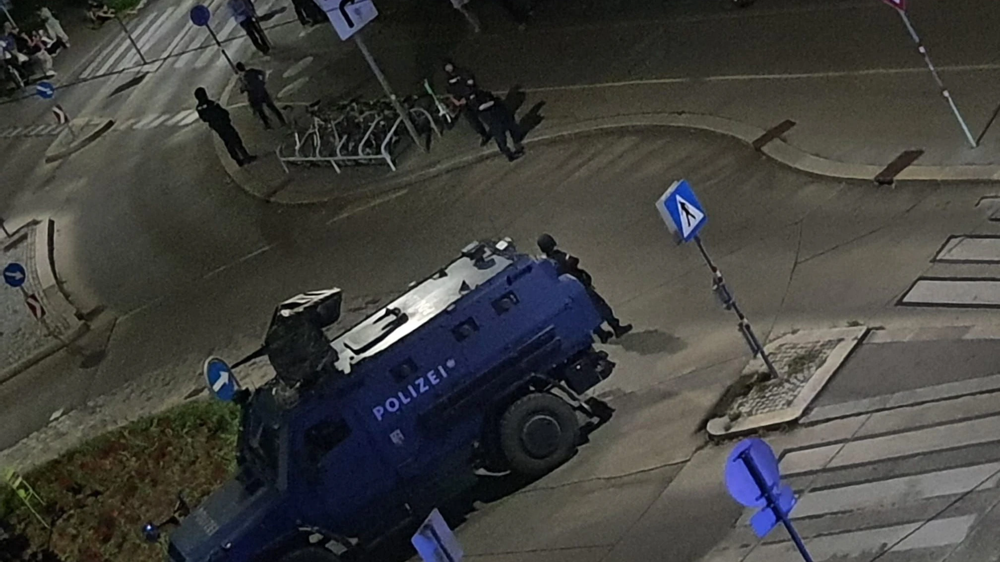 Im Bereich des Wiener Kapaunplatzes (20.) kam es Mittwochnacht zu einem Großeinsatz der Polizei. Ein Messer-Mann hatte sich in einer Wohnung verschanzt und mit einem Gewehr bewaffnet. Es wurden Schüsse abgegeben.