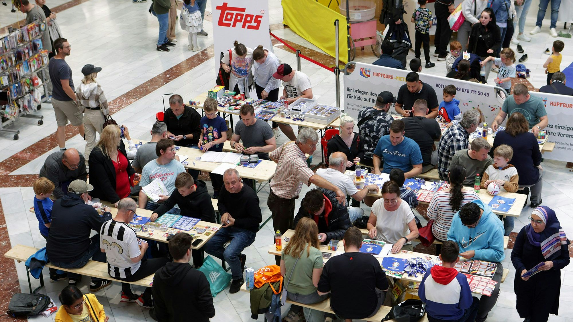 Großer Andrang bei der Topps Tauschbörse in der Wiener Lugner City.